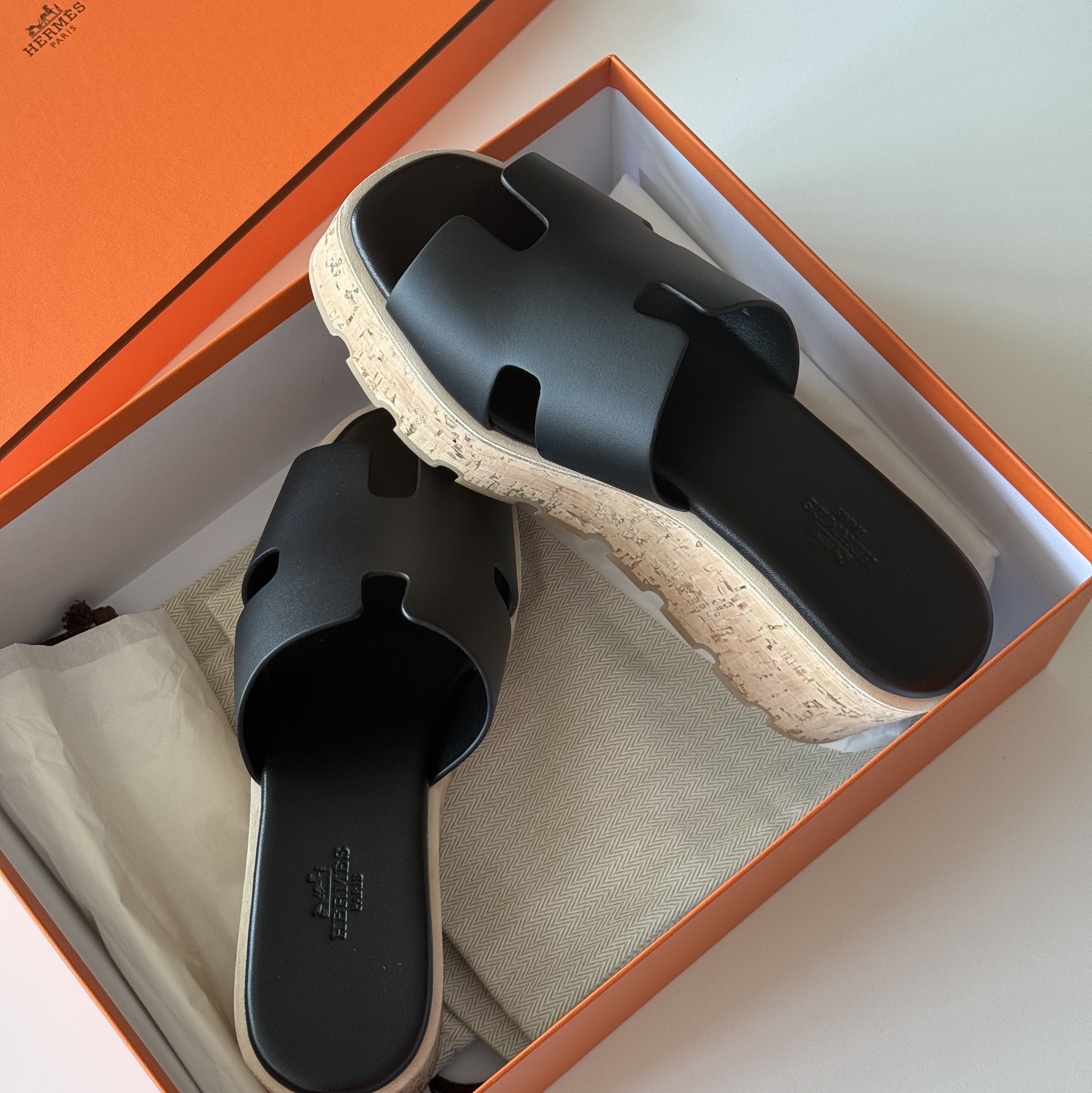 (W) Hermes Eze 30 Sandal Calfskin & Noir 착용 스타일 - 2