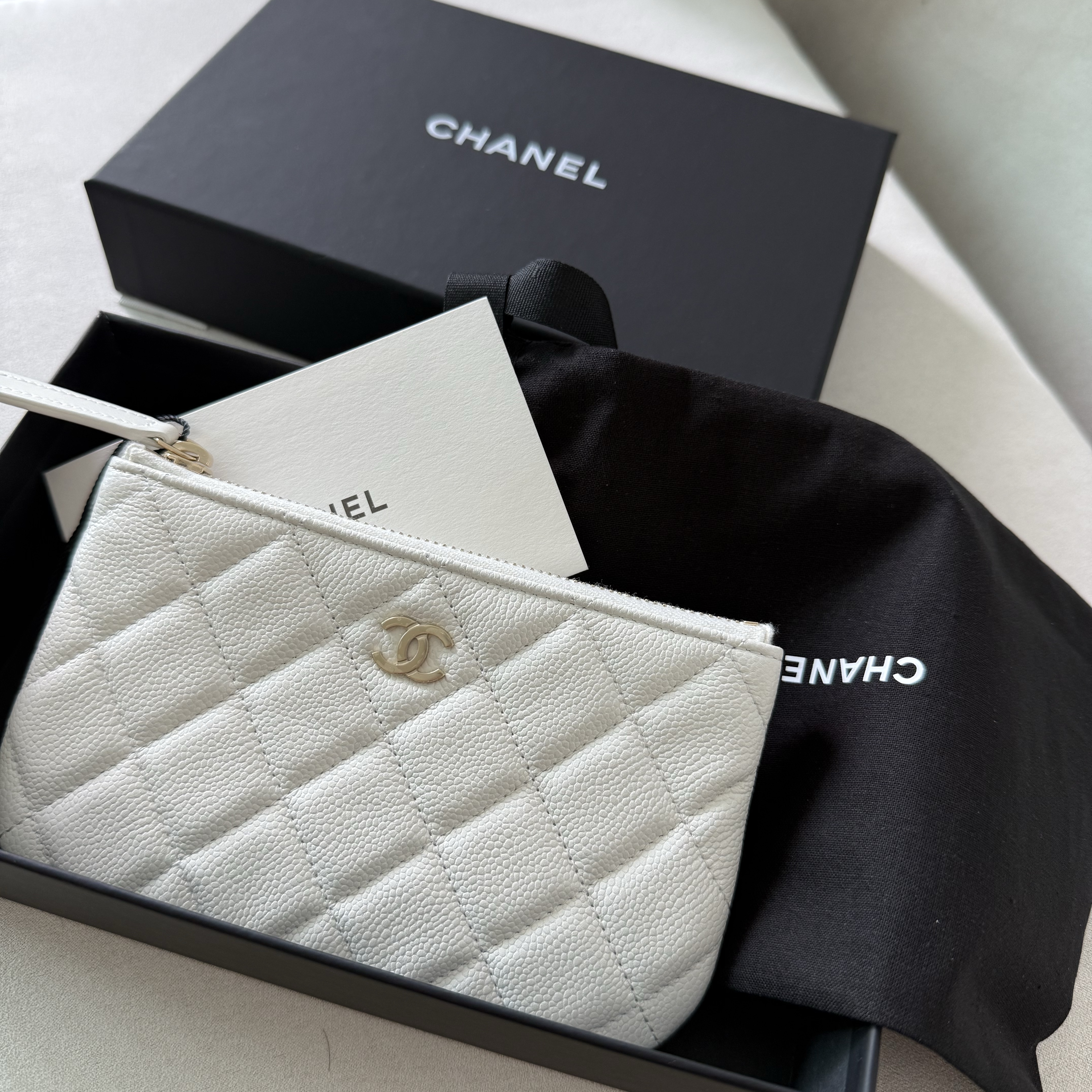 Chanel Classic Small Zipped Case Grained Shiny Calfskin & Gold White 착용 스타일