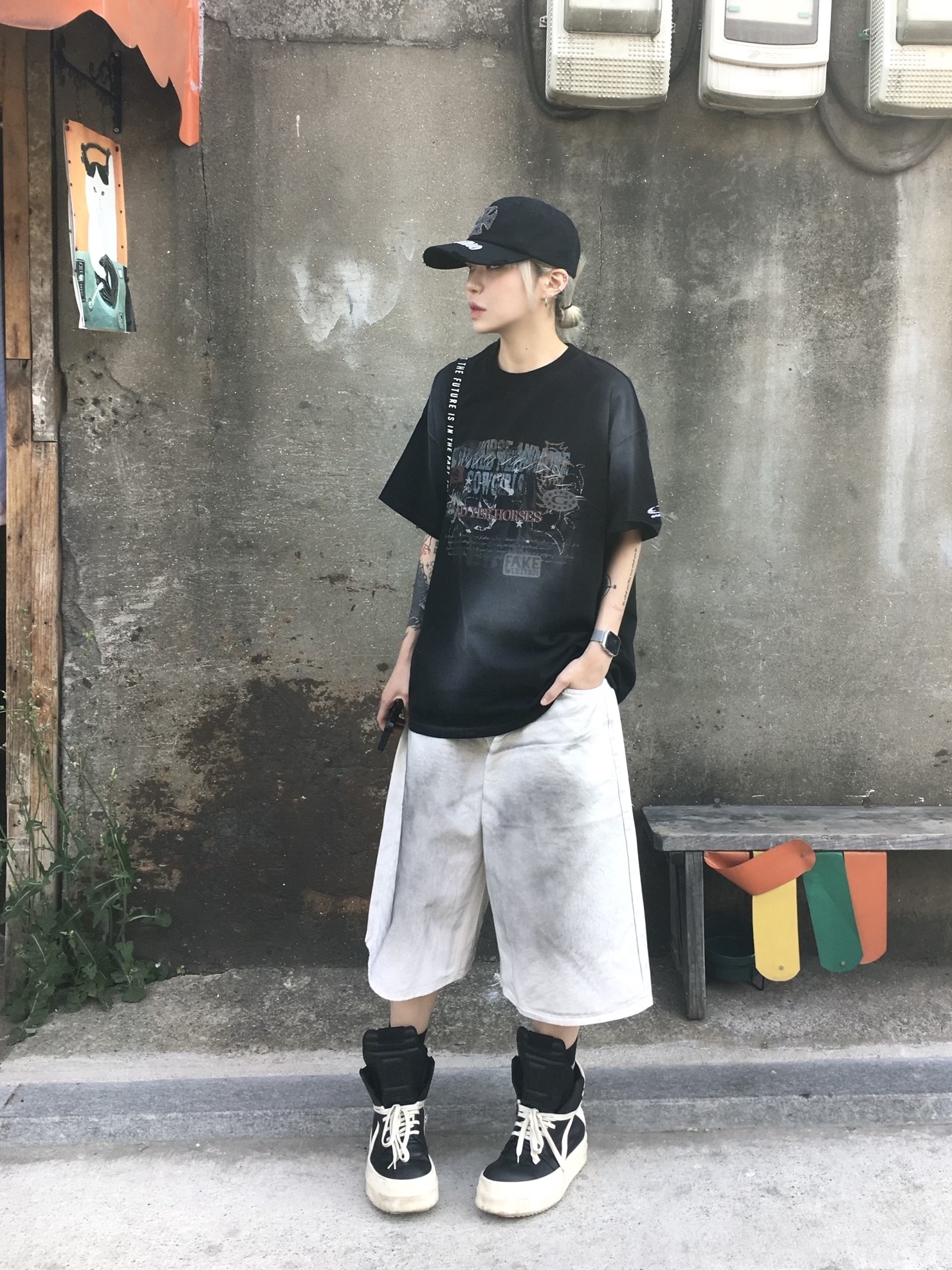 Rick Owens Hollywood Mega Bumper Geobasket in Full Grain Calf Leather Black Milk, ETCE Cross Destroyed Cap Black 착용 스타일 - 3