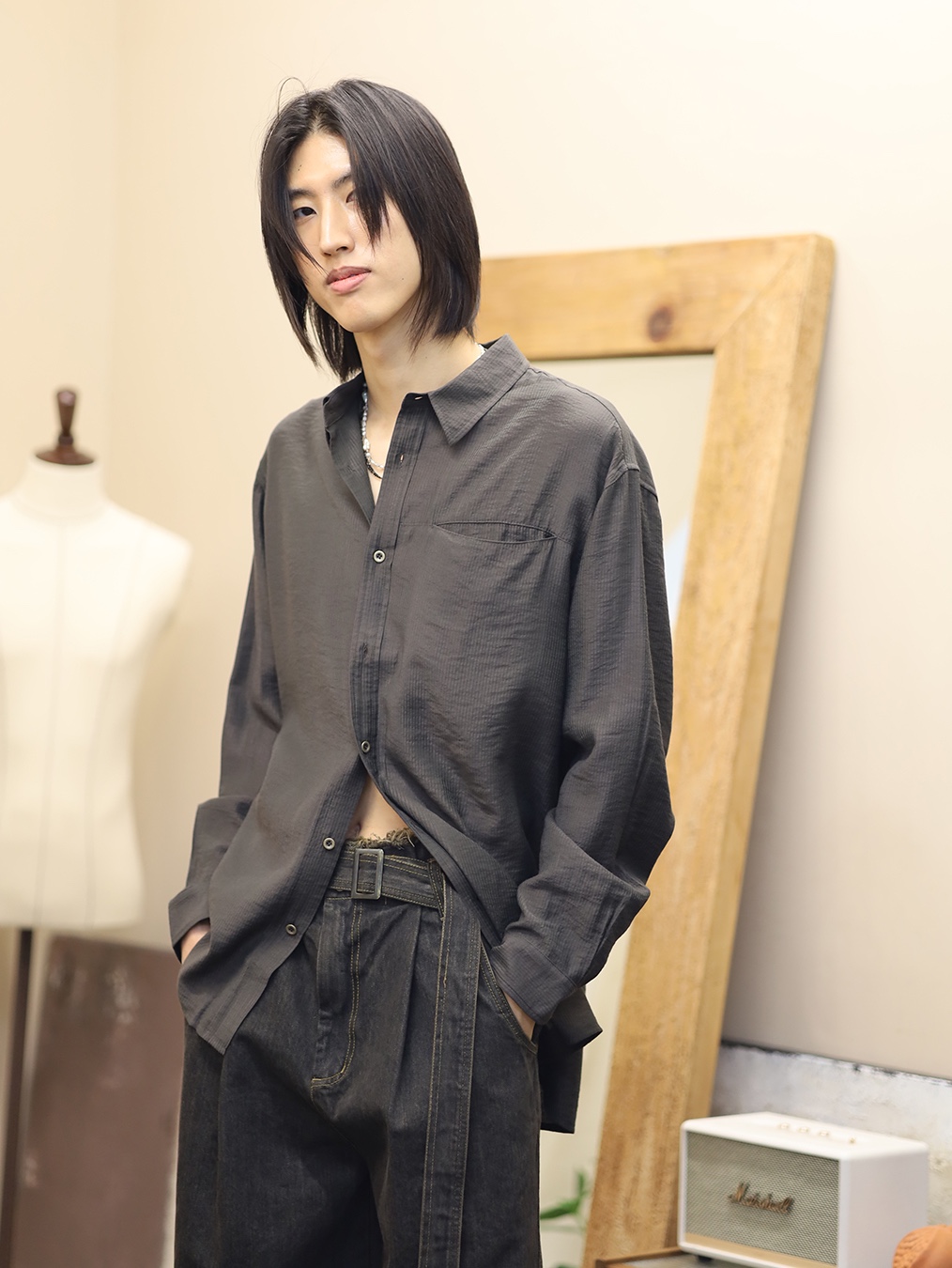 NA A NANA Stripe Silky Shirt Olive Brown, NA A NANA Pleats Belted Denim Pants Vintage Black 착용 스타일 - 2