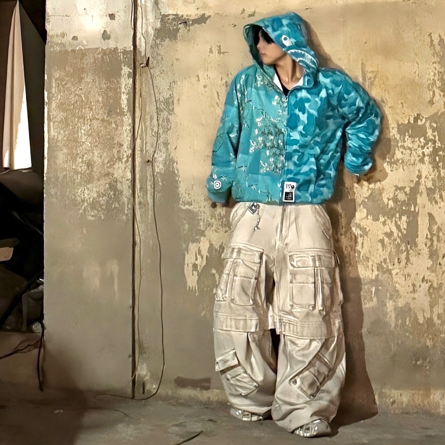 BAPE x Van Gogh Museum Shark Full Zip Hoodie Sax, Balenciaga 3XL Extreme Lace Sneakers Egg Shell 착용 스타일 - 1