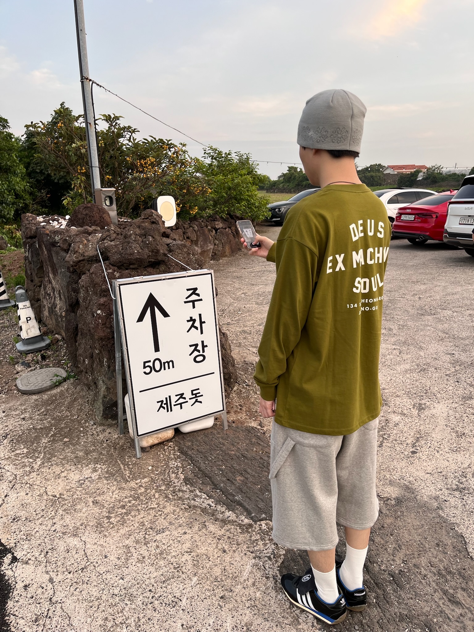 Deus Ex Machina Samcheong College T-Shirt Rover Green, Adidas x Yeseyesee Country OG Core Black Cloud White 착용 스타일 - 3