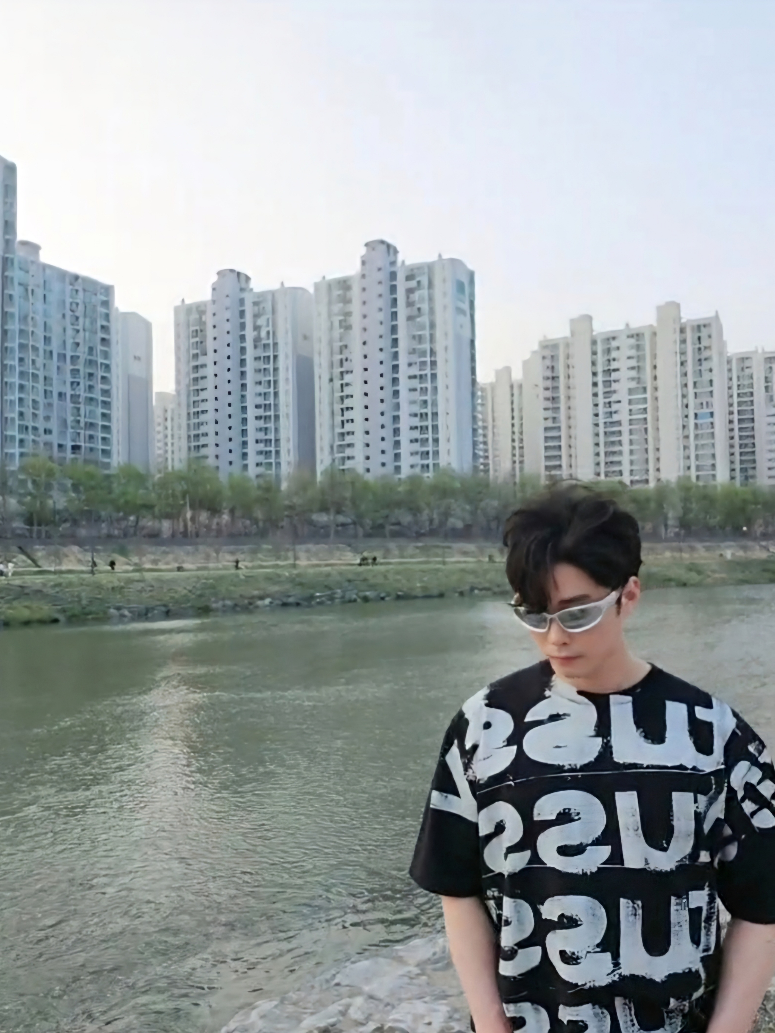 Stussy Stamp T-shirt Black, Balenciaga Swift Oval Sunglasses Silver 착용 스타일 - 2