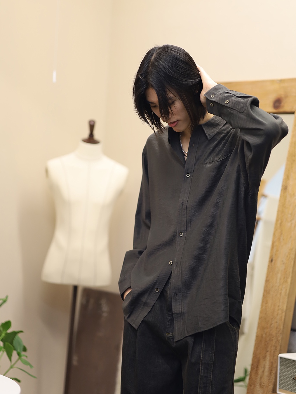 NA A NANA Stripe Silky Shirt Olive Brown, NA A NANA Pleats Belted Denim Pants Vintage Black 착용 스타일 - 3
