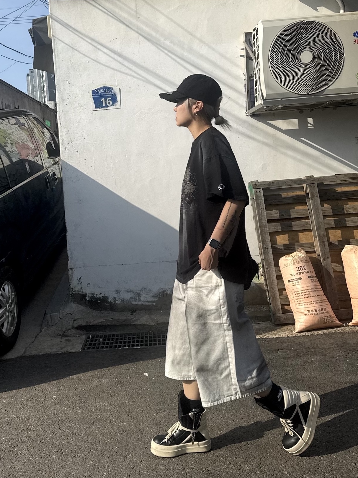Rick Owens Hollywood Mega Bumper Geobasket in Full Grain Calf Leather Black Milk, ETCE Cross Destroyed Cap Black 착용 스타일 - 4