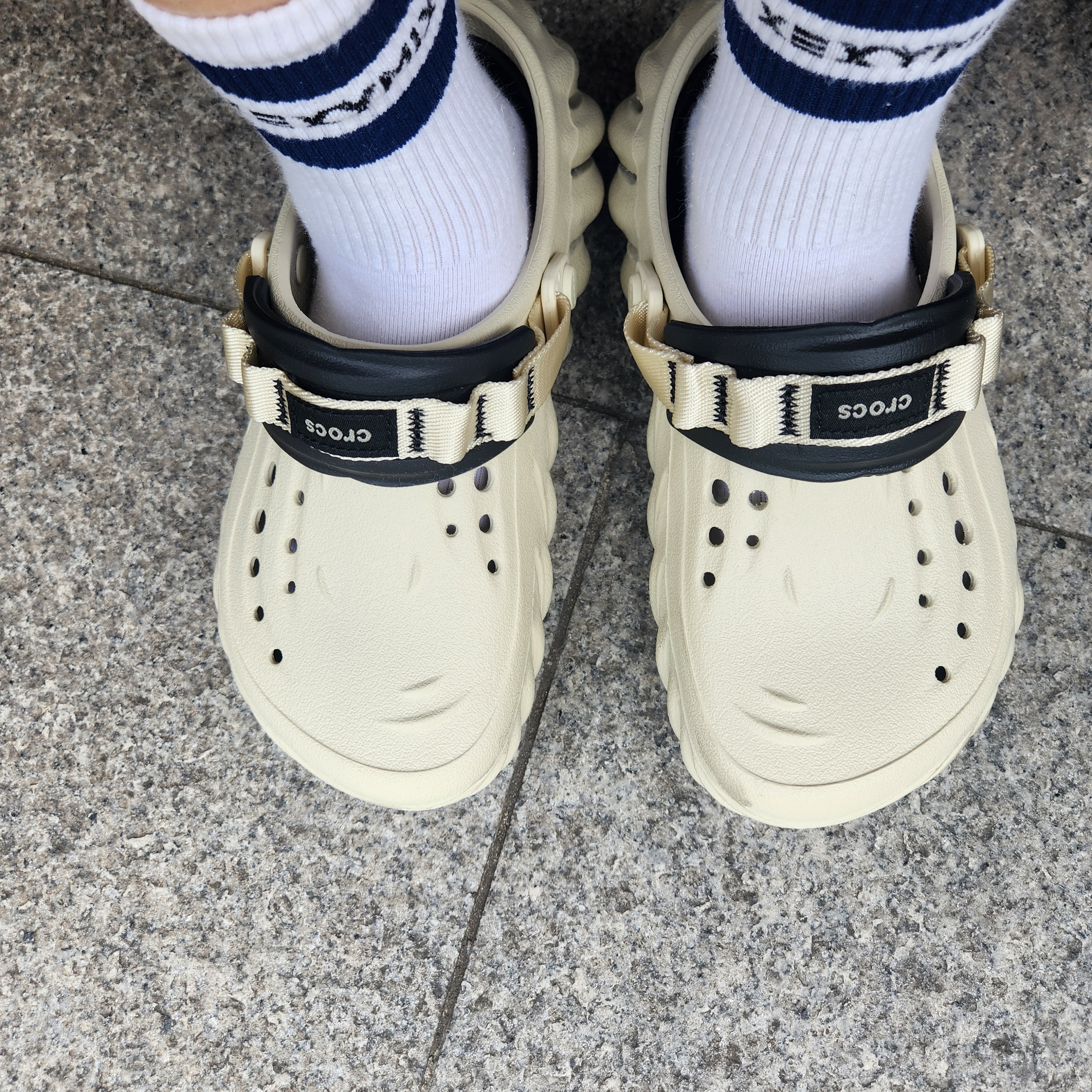 Crocs Echo Clog Bone Black 착용 스타일