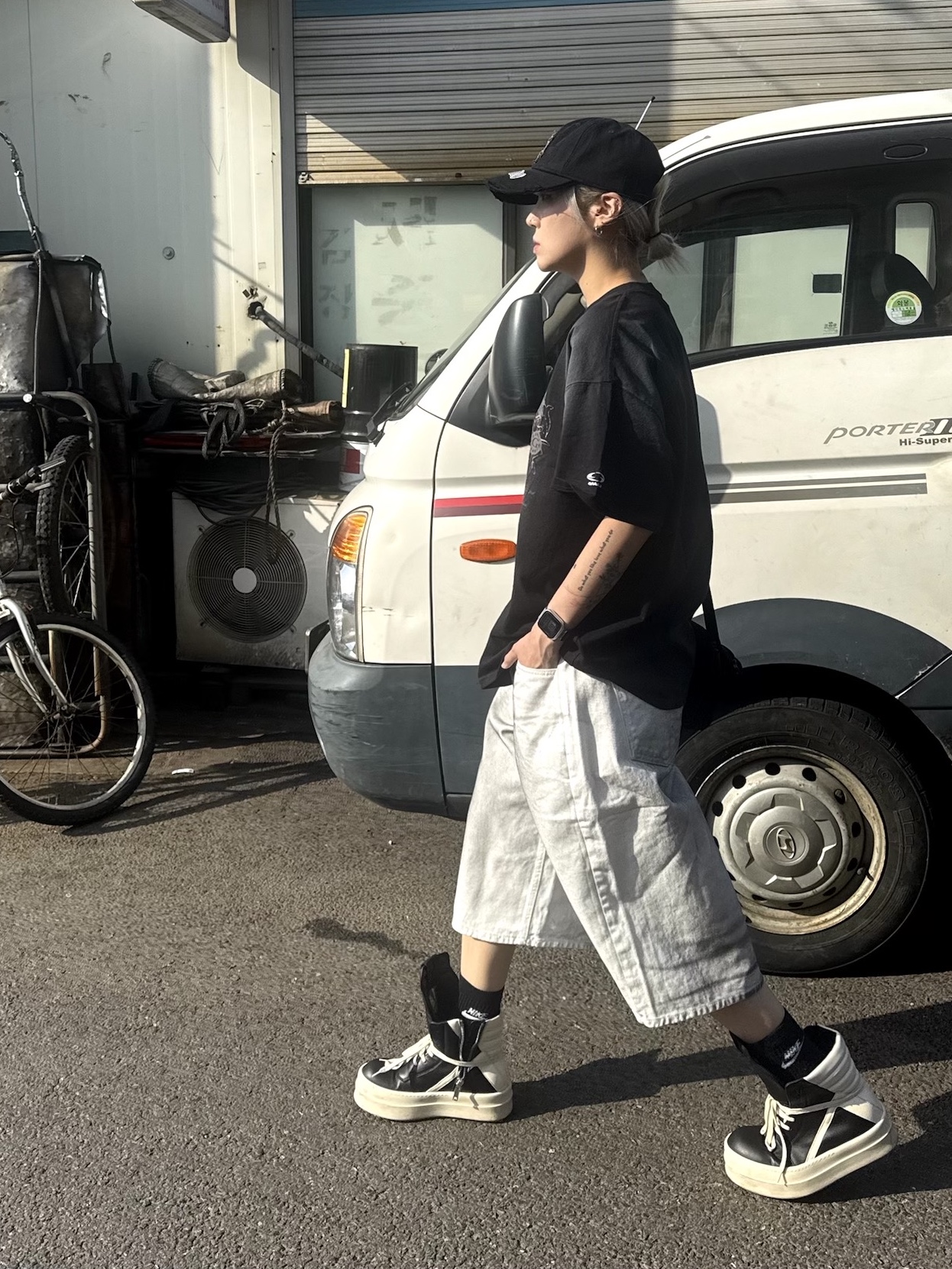 Rick Owens Hollywood Mega Bumper Geobasket in Full Grain Calf Leather Black Milk, ETCE Cross Destroyed Cap Black 착용 스타일 - 2