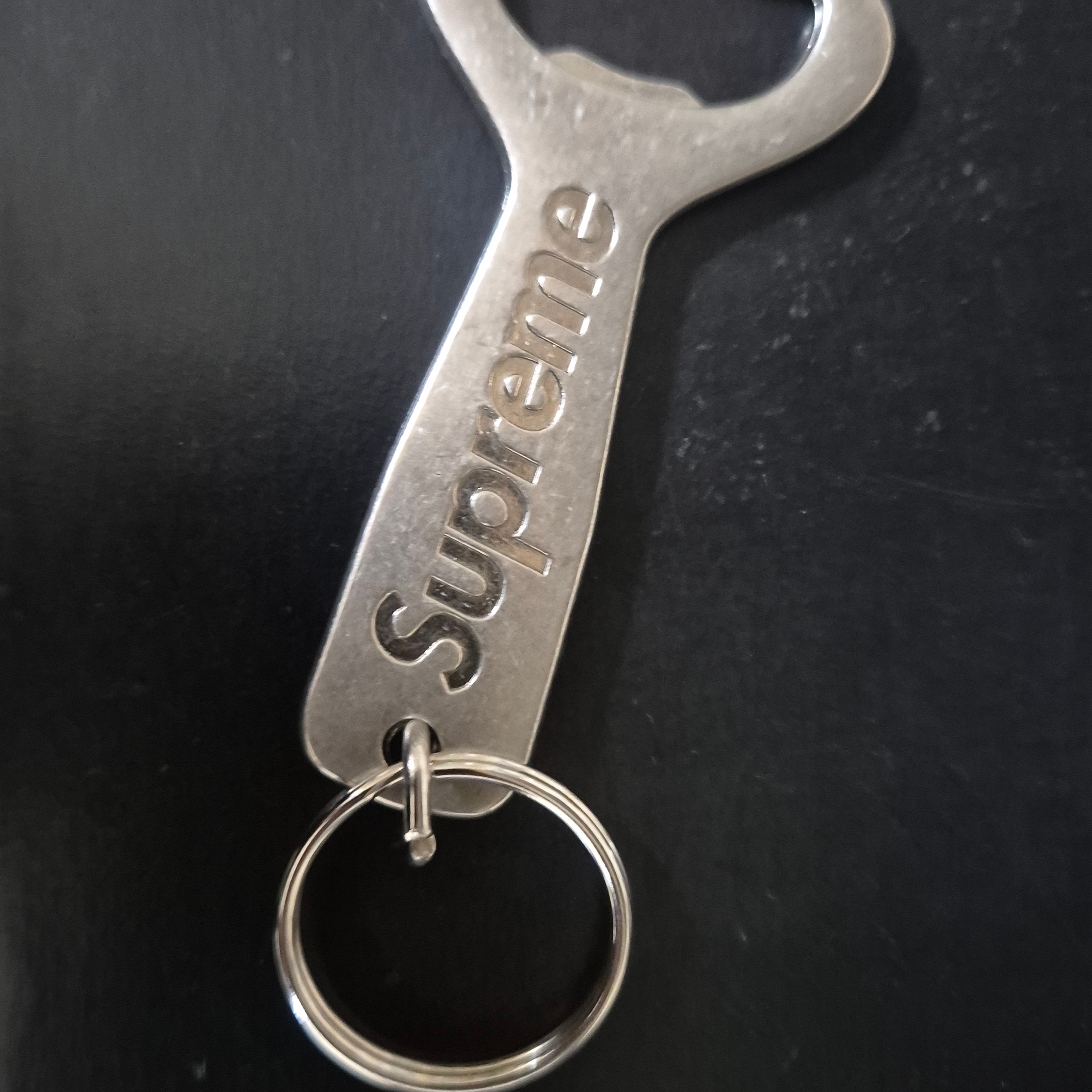 Supreme Bottle Opener Keychain Silver - 24FW 착용 스타일