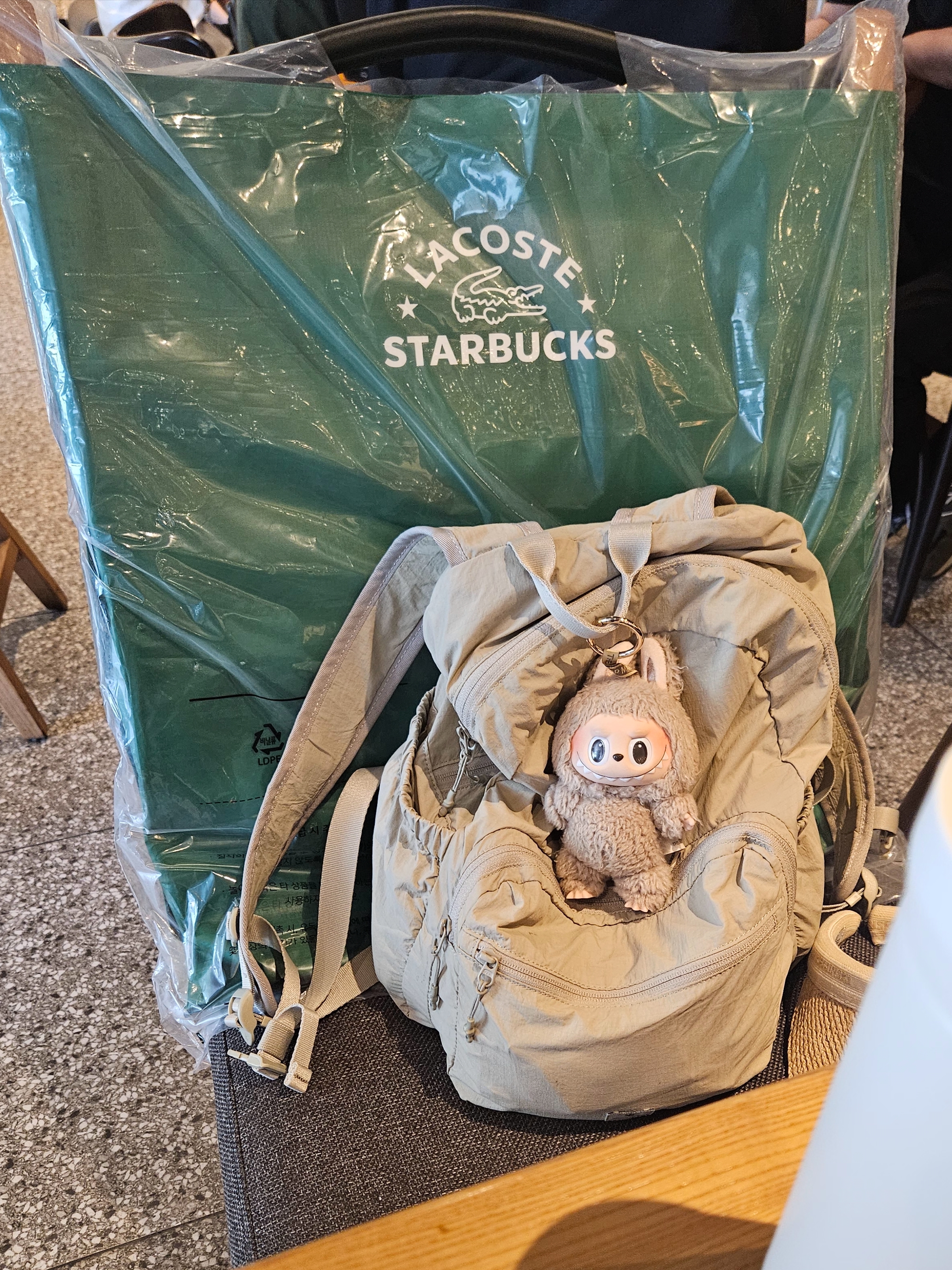 Starbucks x Lacoste Wide Folding Chair Green, Pop Mart The Monsters Labubu Tasty Macarons Series Sealed Case (6 Blind Boxes) 착용 스타일 - 1