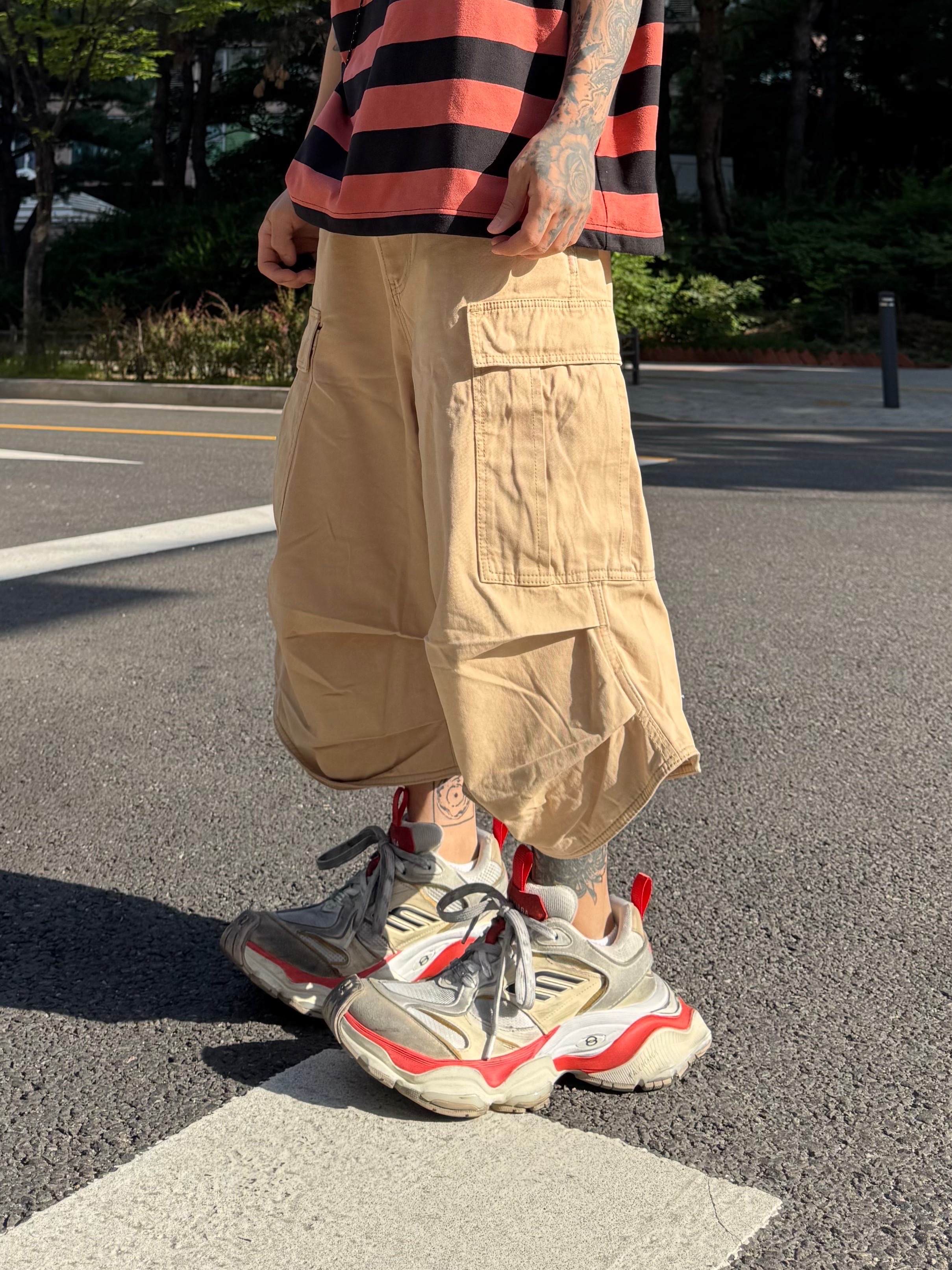 Balenciaga Cargo Sneakers Beige Grey Red 착용 스타일 - 7