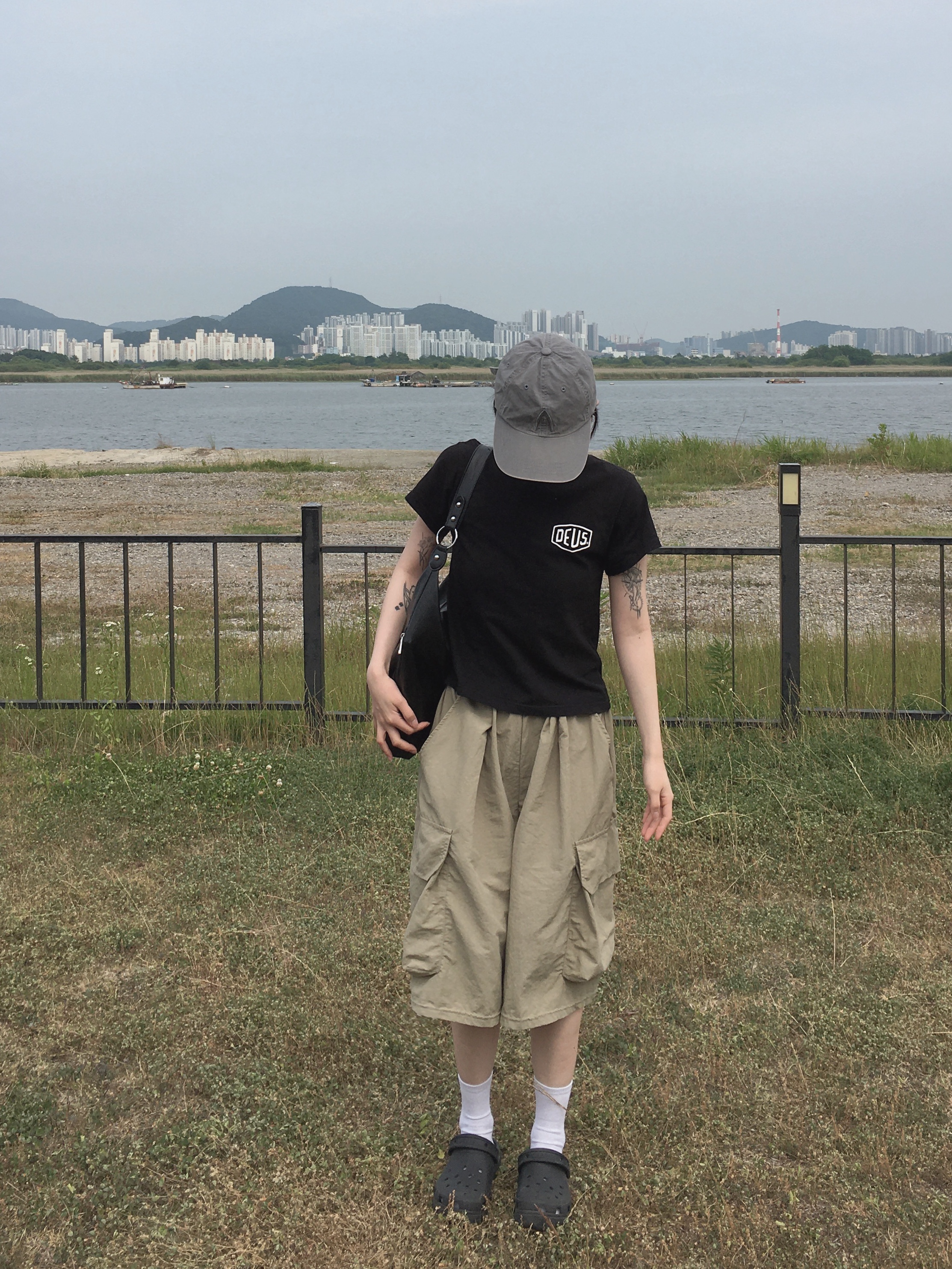 (Kids) Deus Ex Machina College Seoul T-Shirt Black, Matin Kim Buckle Strap Shoulder Bag Black 착용 스타일