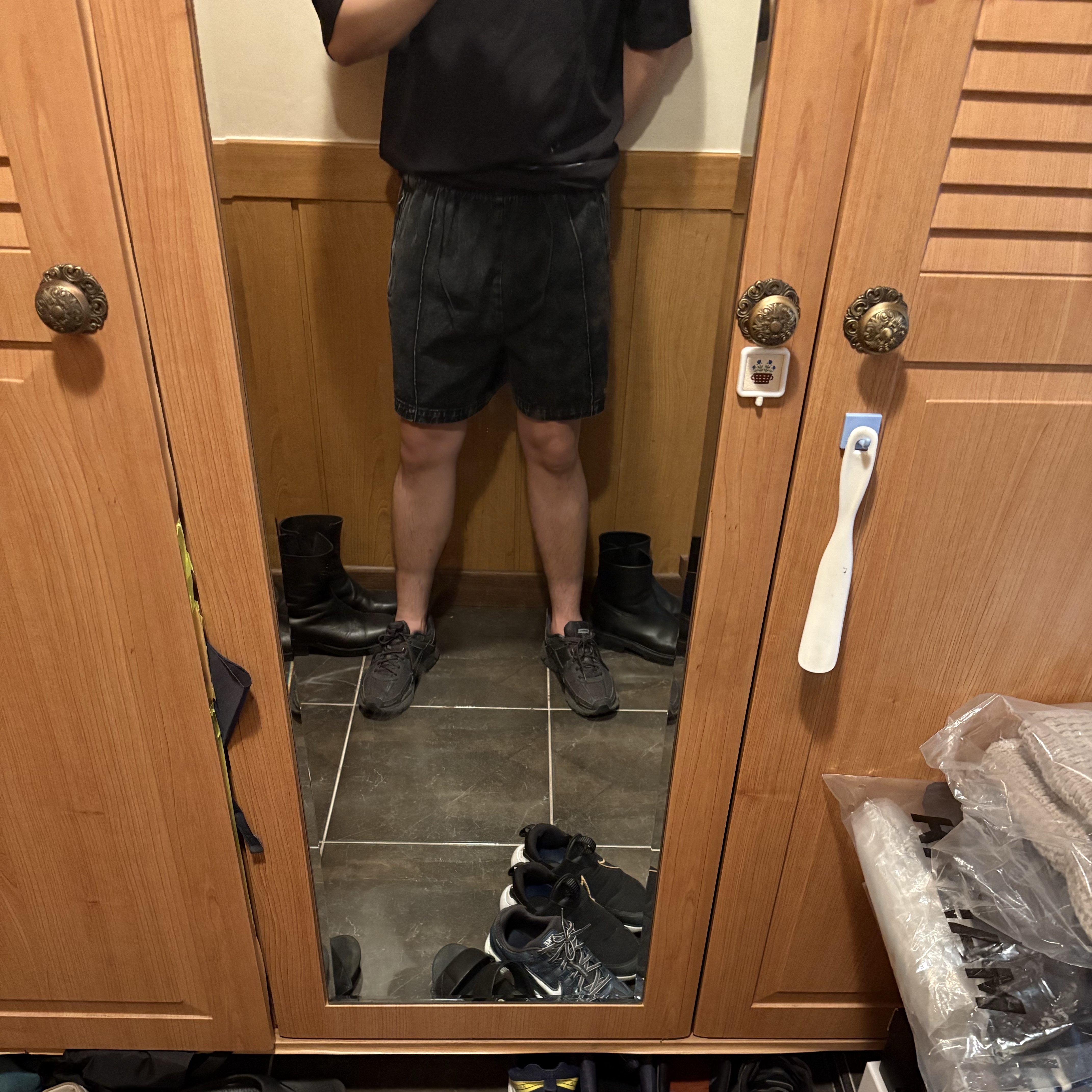 (W) Adidas Adicolor Denim Firebird Shorts True Black Denim - US Sizing 착용 스타일 - 1