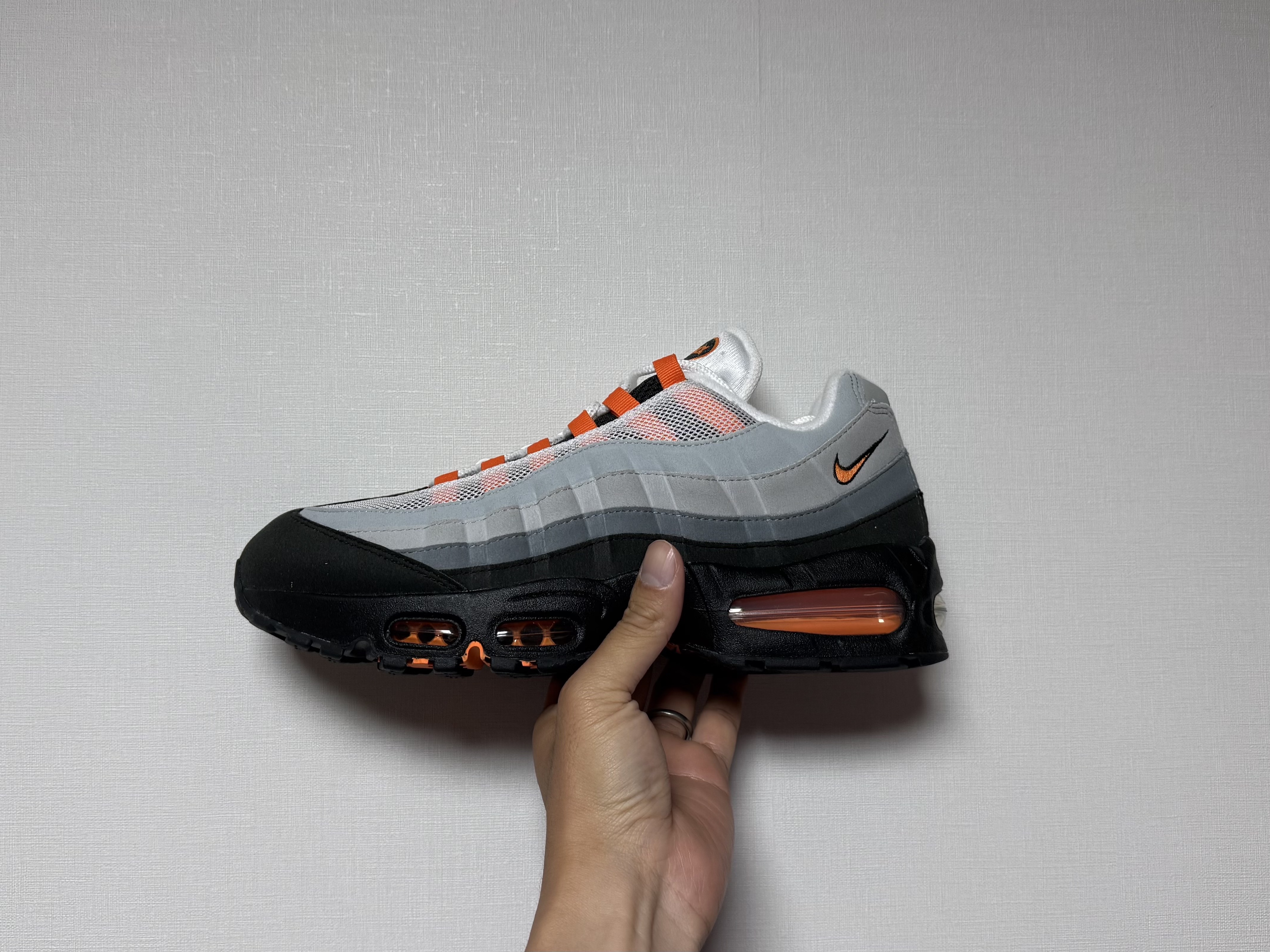 Nike Air Max 95 OG Bright Mandarin 착용 스타일