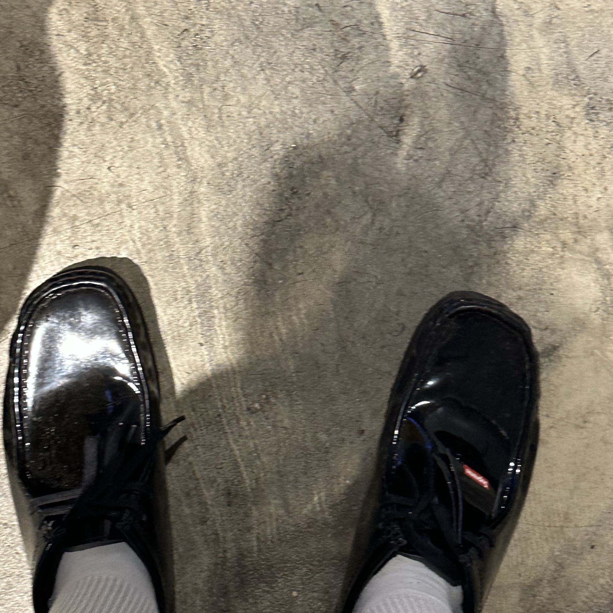 Clarks x Supreme Patent Leather Wallabee Black 착용 스타일 - 2