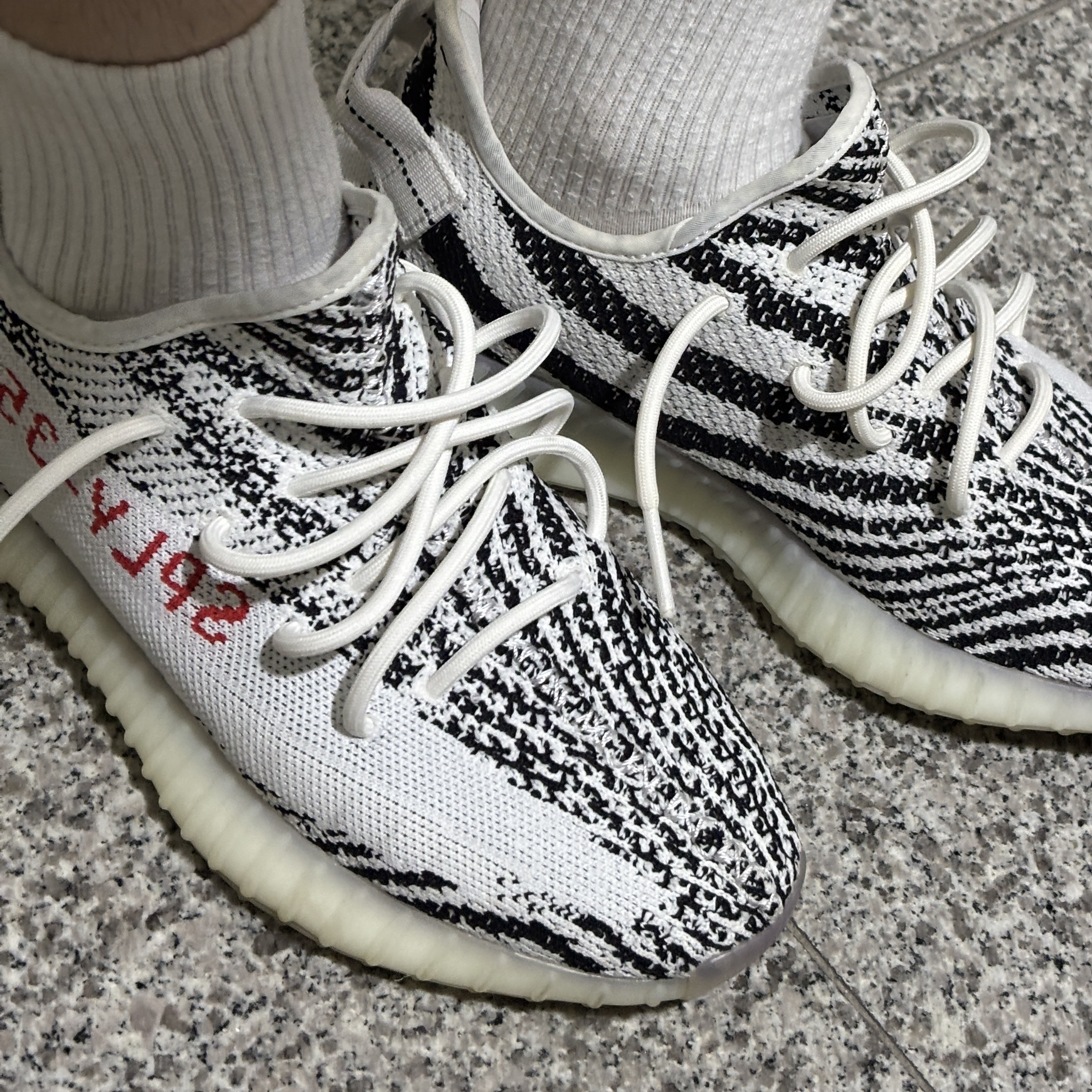 Adidas Yeezy Boost 350 V2 Zebra 2017/2019/2020 착용 스타일 - 3