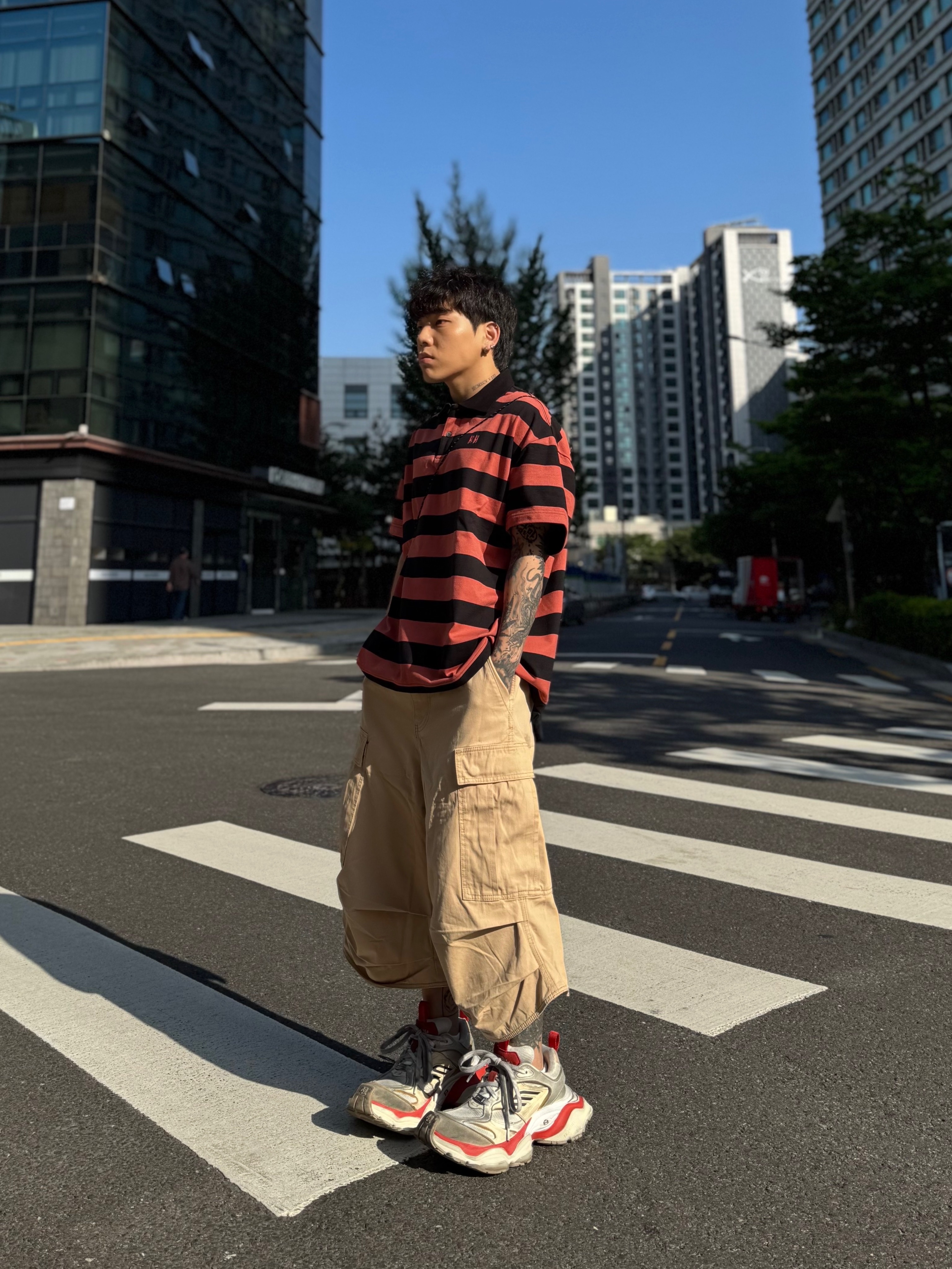 Balenciaga Cargo Sneakers Beige Grey Red 착용 스타일 - 1