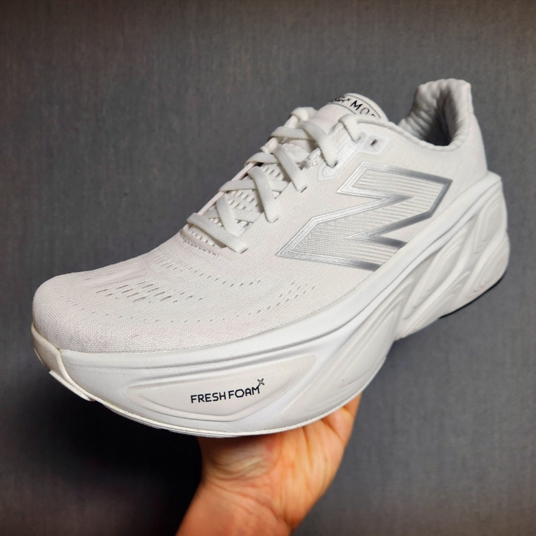 New Balance Fresh Foam X More v5 White Reflection - 2E Wide 착용 스타일 - 1