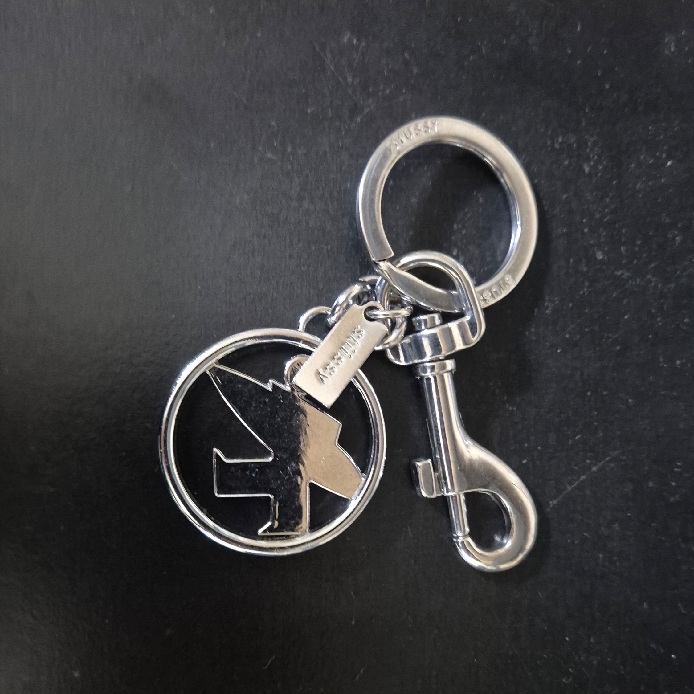 Stussy Surfman Keychain Silver 착용 스타일