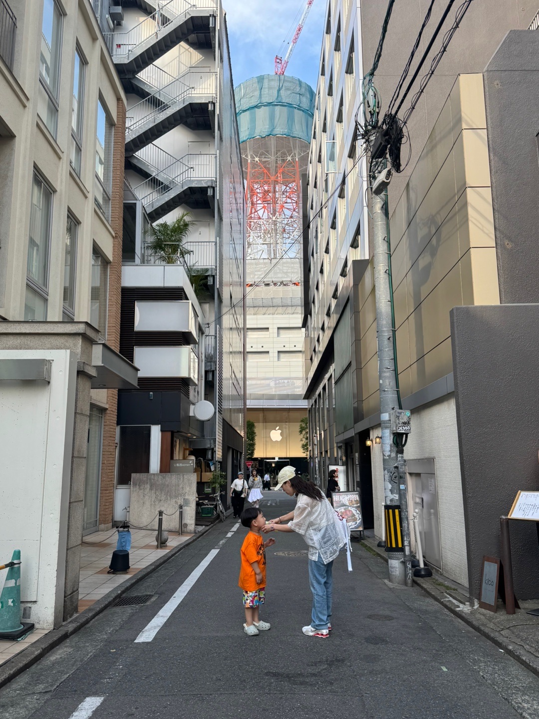 Supreme Mesh Small Backpack White - 23SS, Supreme x Stone Island Reactive Ice Camo Ripstop Camp Cap Tan - 22SS 착용 스타일 - 7