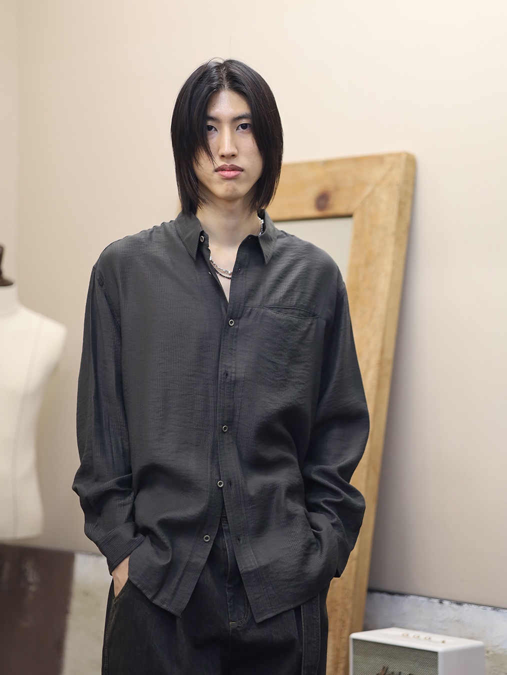 NA A NANA Stripe Silky Shirt Olive Brown, NA A NANA Pleats Belted Denim Pants Vintage Black 착용 스타일 - 1