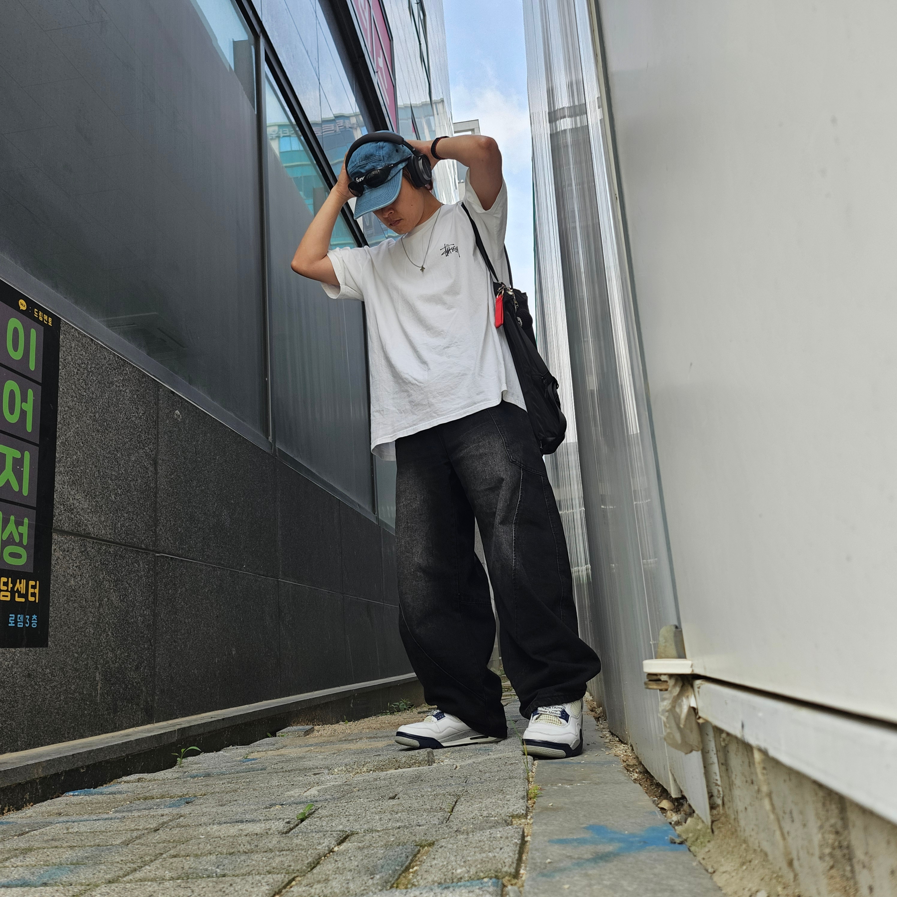 Supreme Washed Chino Twill Camp Cap Denim - 23FW, Stussy Melted T-Shirt White 착용 스타일 - 2