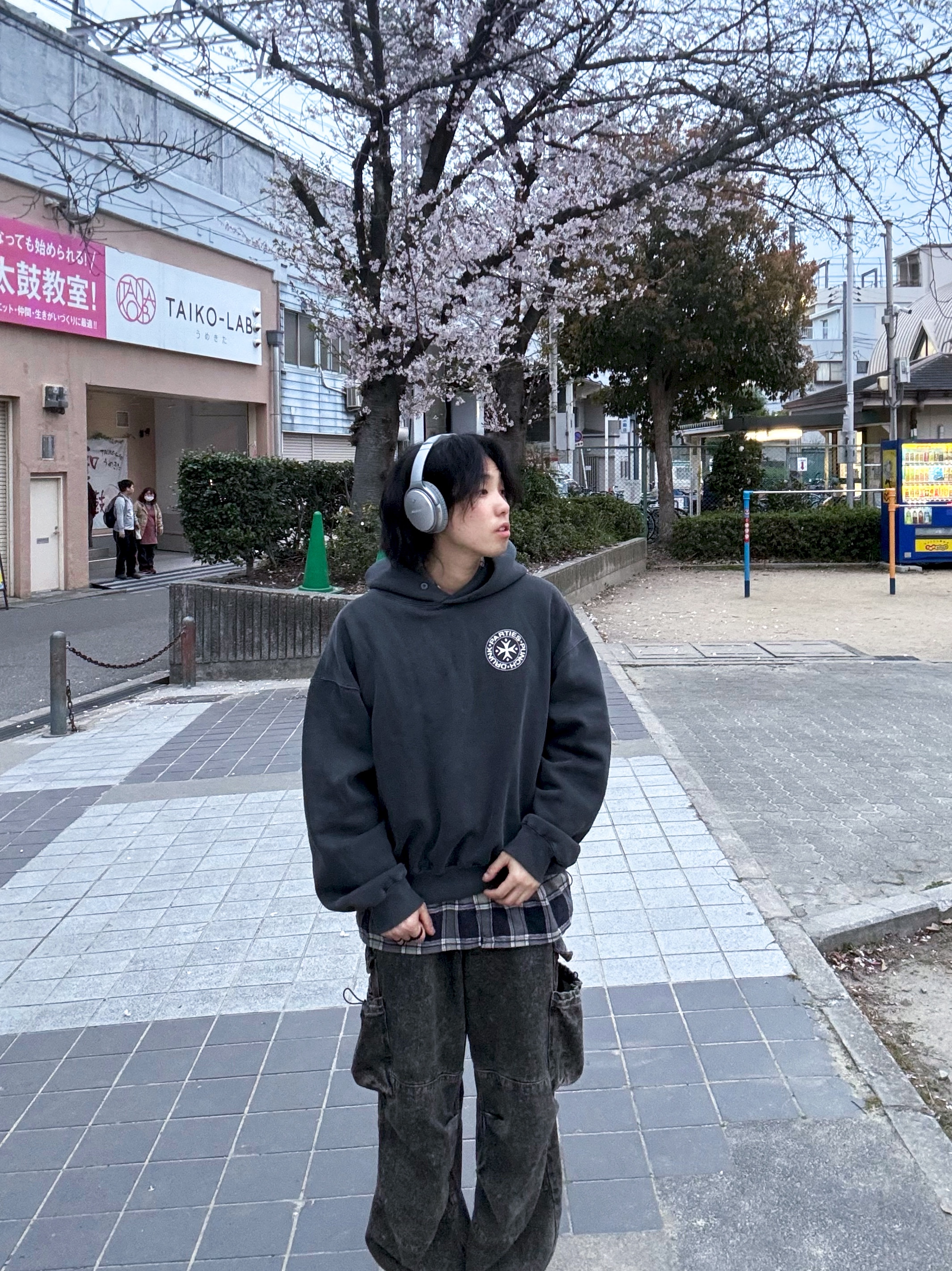 Punch Drunk Parties Circle Logo Garment Dyed Hoodie Charcoal, BOSE QC35 II Silver (Korean Ver.) 착용 스타일 - 1