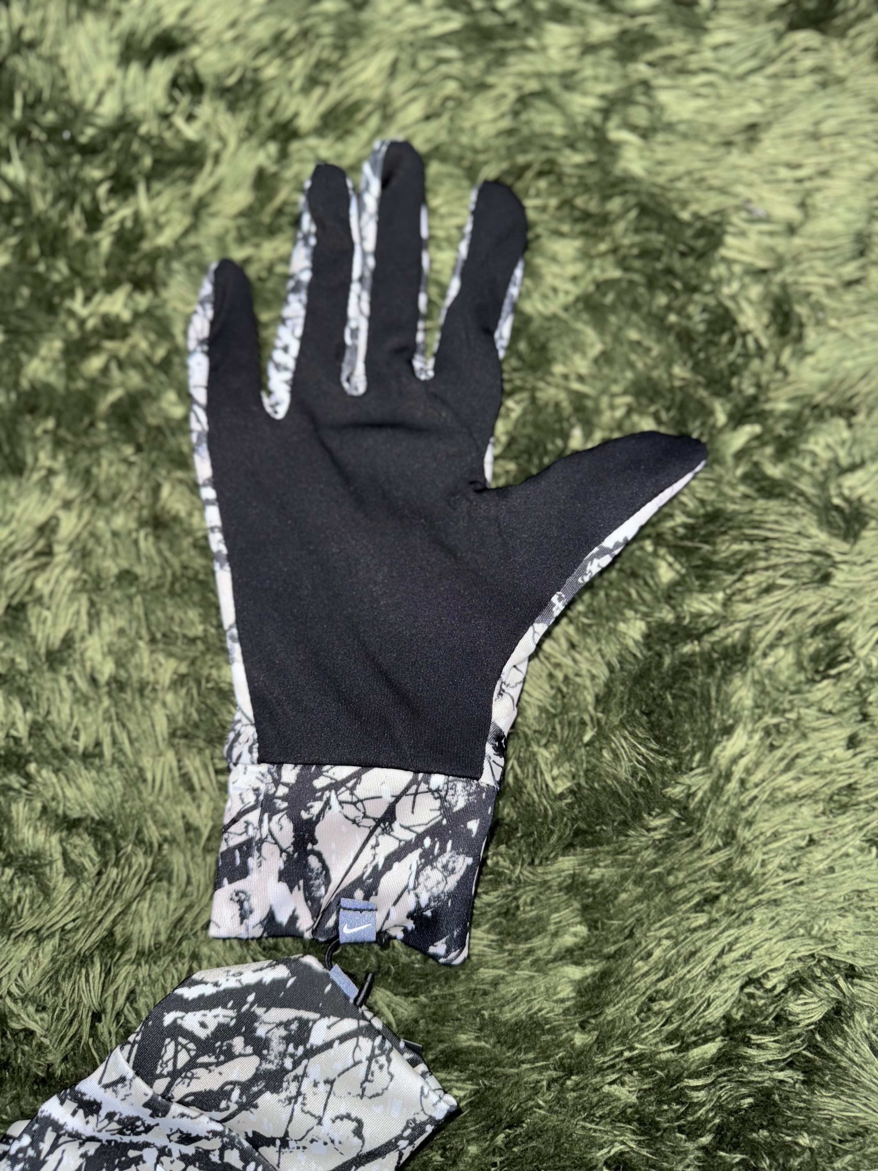 Nike ACG Dri-Fit Lightweight Gloves Light Orewood Brown Black 착용 스타일 - 4