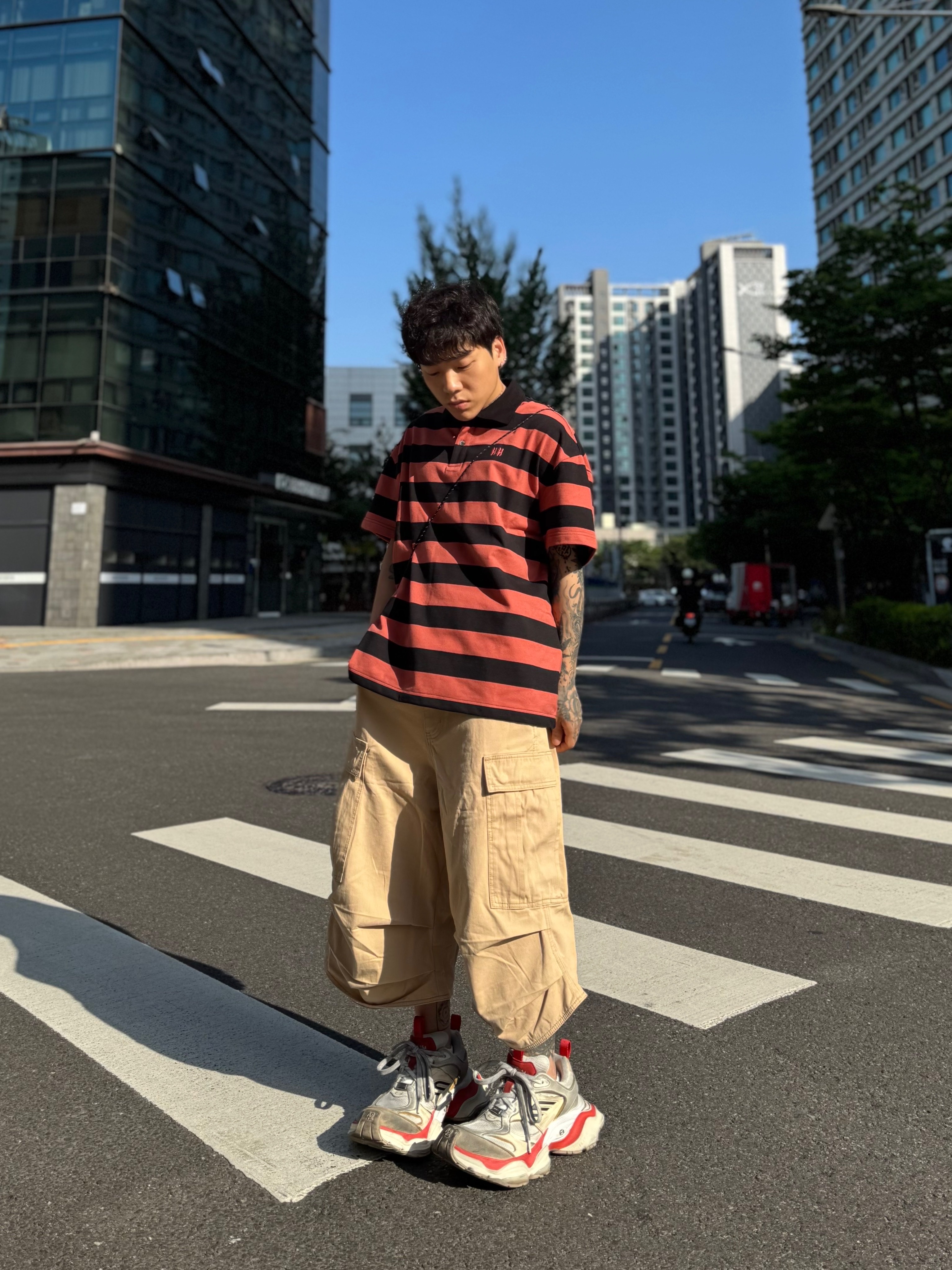 Balenciaga Cargo Sneakers Beige Grey Red 착용 스타일 - 3
