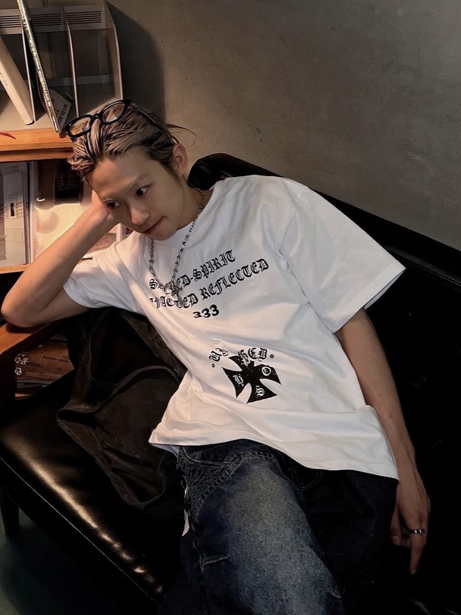 PHOS333 Uncaged Slogan T-Shirt White, PHOS333 Uncaged Slogan T-Shirt Black 착용 스타일 - 2