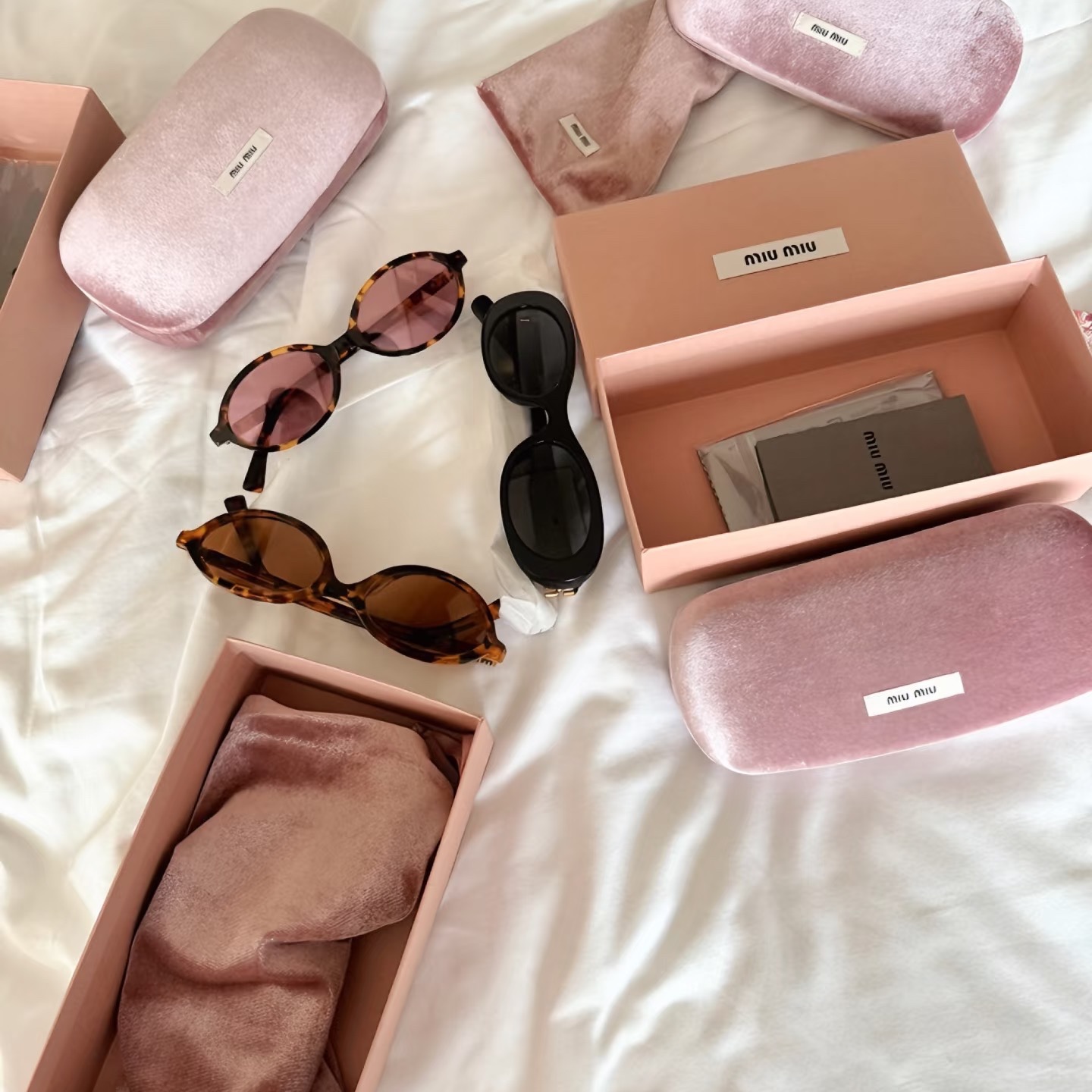 (W) Miu Miu Glimpse Sunglasses Slate Grey Lenses Black Acetate, (W) Miu Miu Regard sunglasses Amaranth Lenses Honey Tortoiseshell Acetate Alternative fit 착용 스타일
