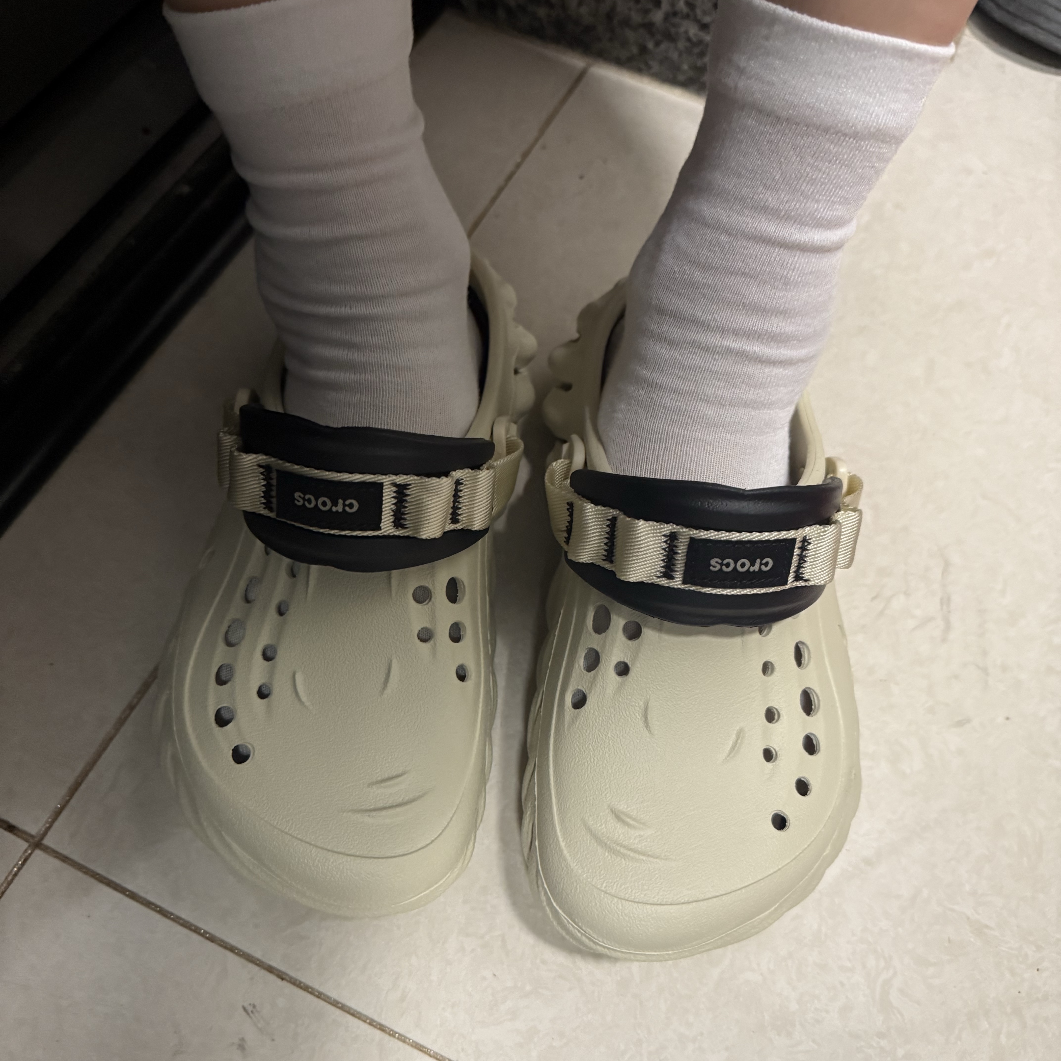 Crocs Echo Clog Bone Black 착용 스타일 - 1