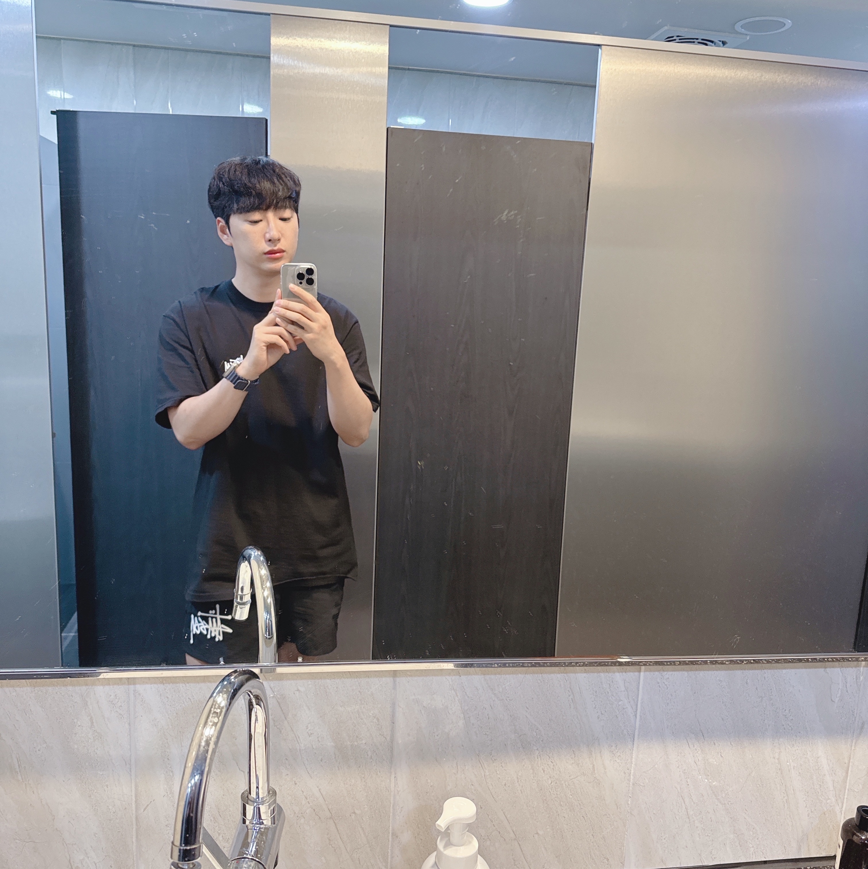 Stussy Big Basic Water Shorts Black, Stussy Basic Stussy T-Shirt Black 2024, 2025 착용 스타일