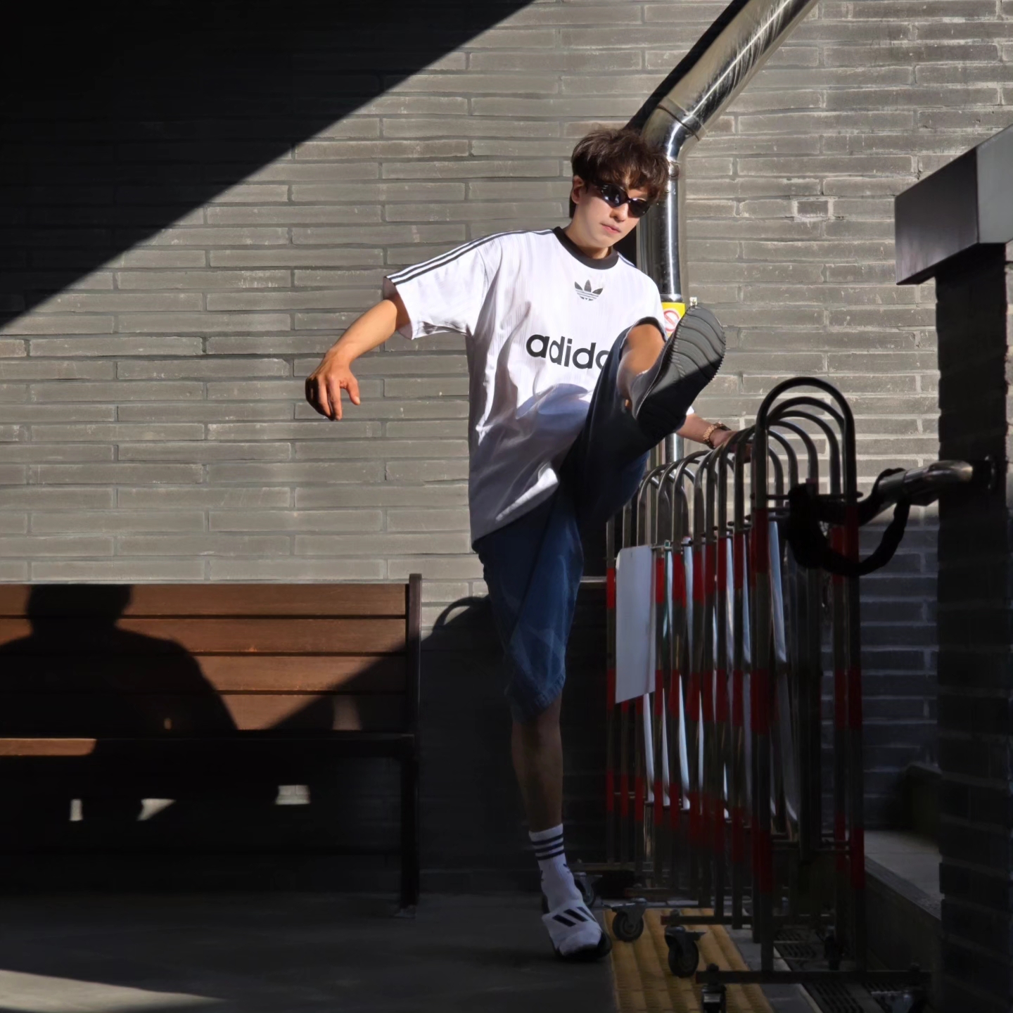 Adidas Adicolor T-Shirt White Black - KR Sizing, Adidas Adicolor T-Shirt White - US Sizing 착용 스타일 - 1