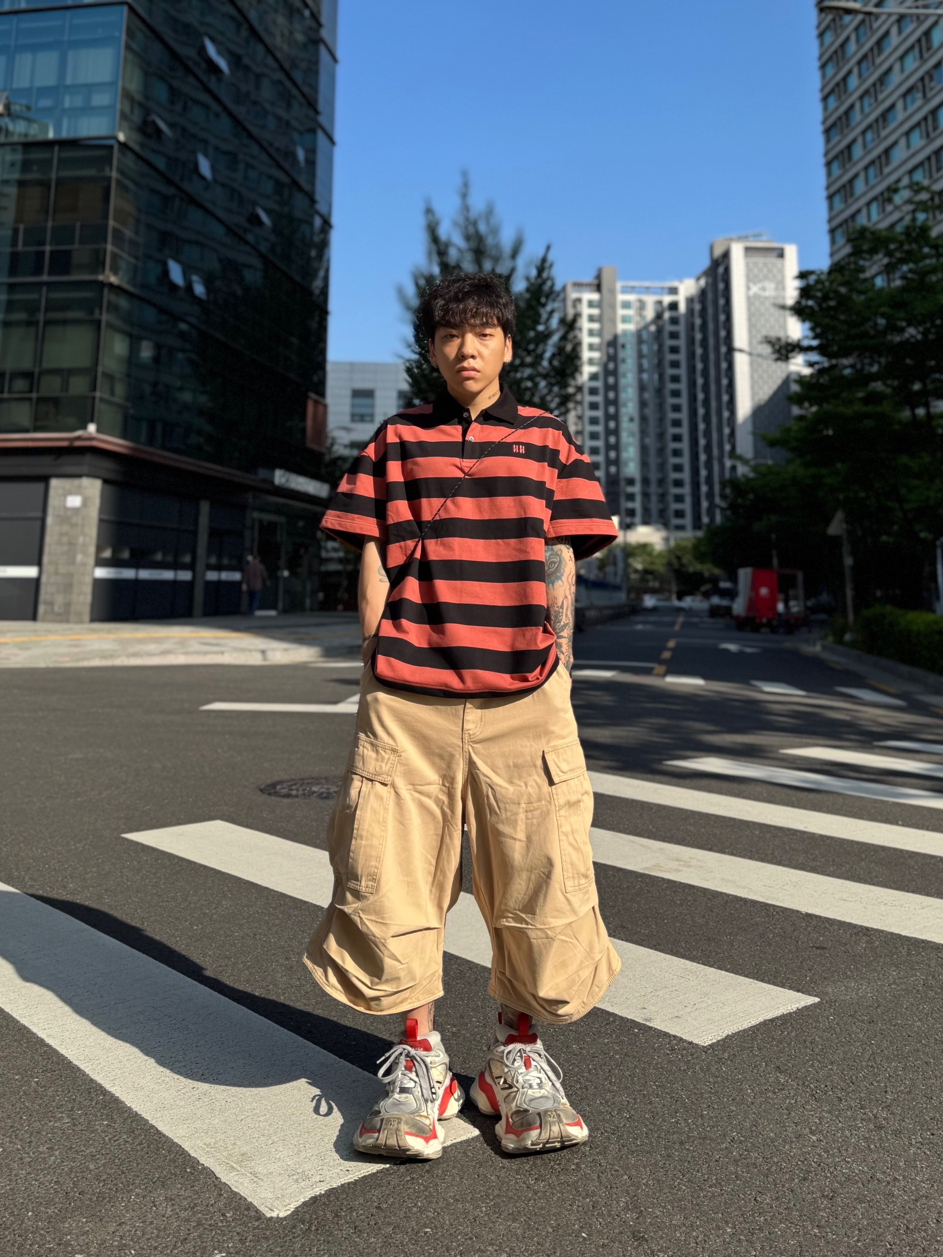 Balenciaga Cargo Sneakers Beige Grey Red 착용 스타일 - 8
