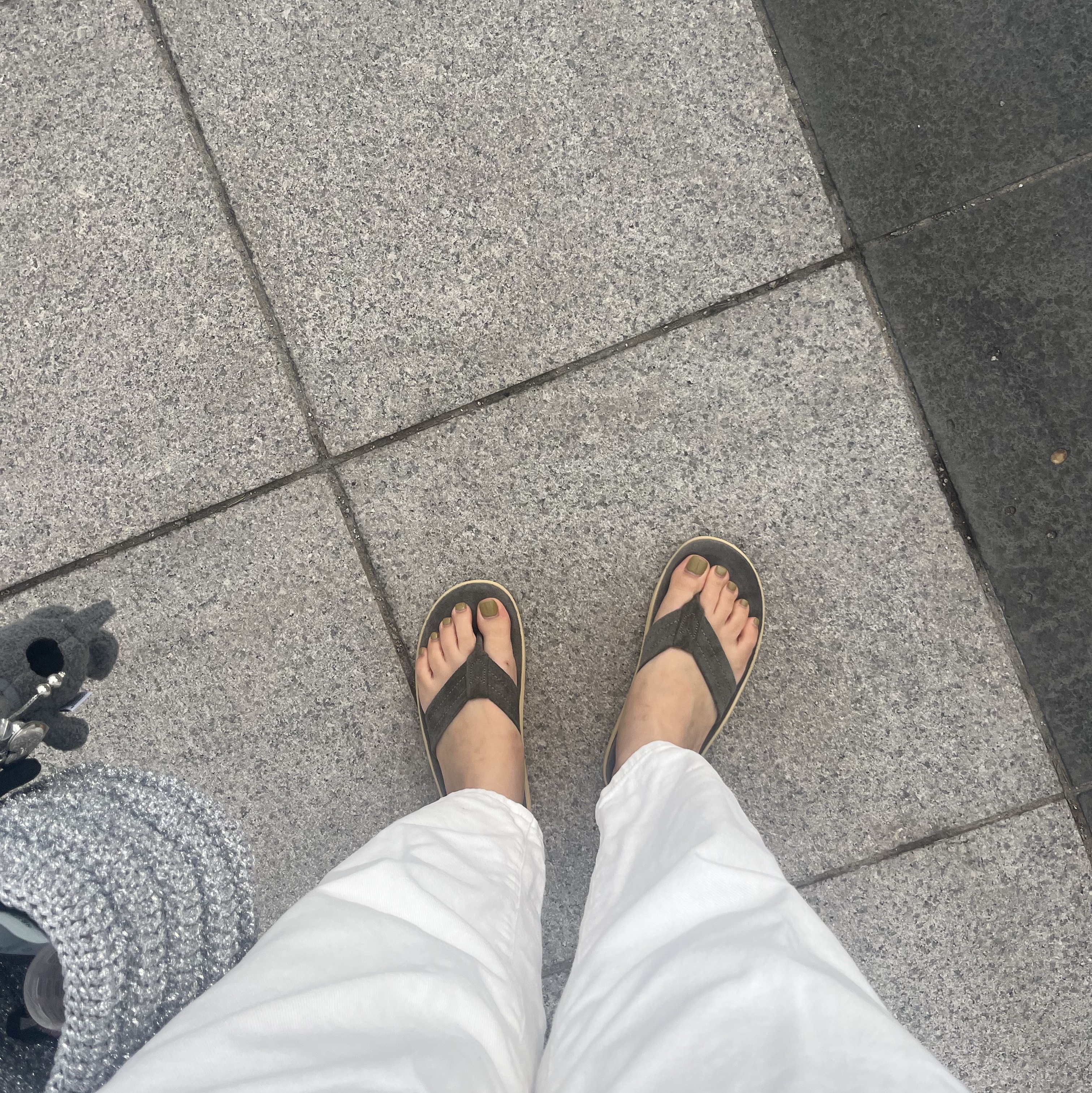 Island Slipper Classic Suede Charcoal Suede 착용 스타일
