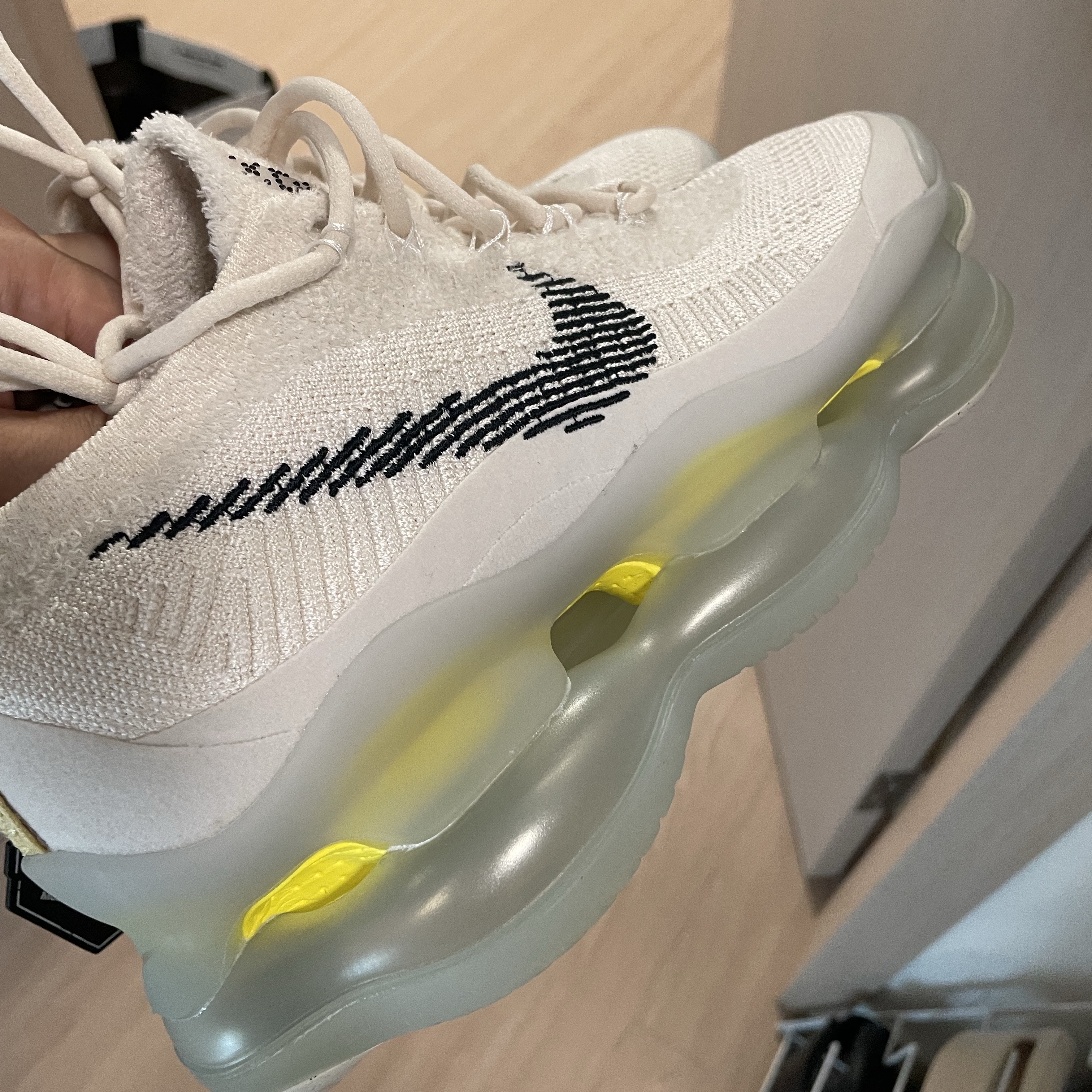 Nike Air Max Scorpion Flyknit Lemon Wash 착용 스타일 - 1