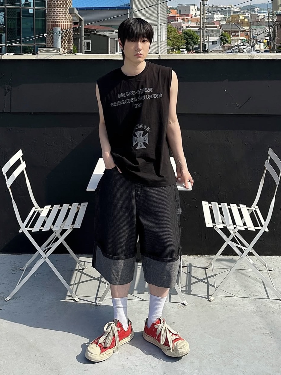 PHOS333 Uncaged Slogan Sleeveless Black, PHOS333 Uncaged Slogan Sleeveless White 착용 스타일 - 1