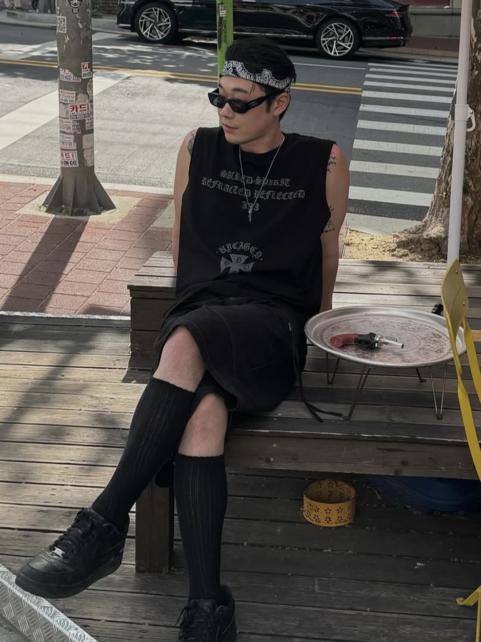 PHOS333 Uncaged Slogan Sleeveless Black, PHOS333 Sheriff Bermuda Shorts Black 착용 스타일 - 3