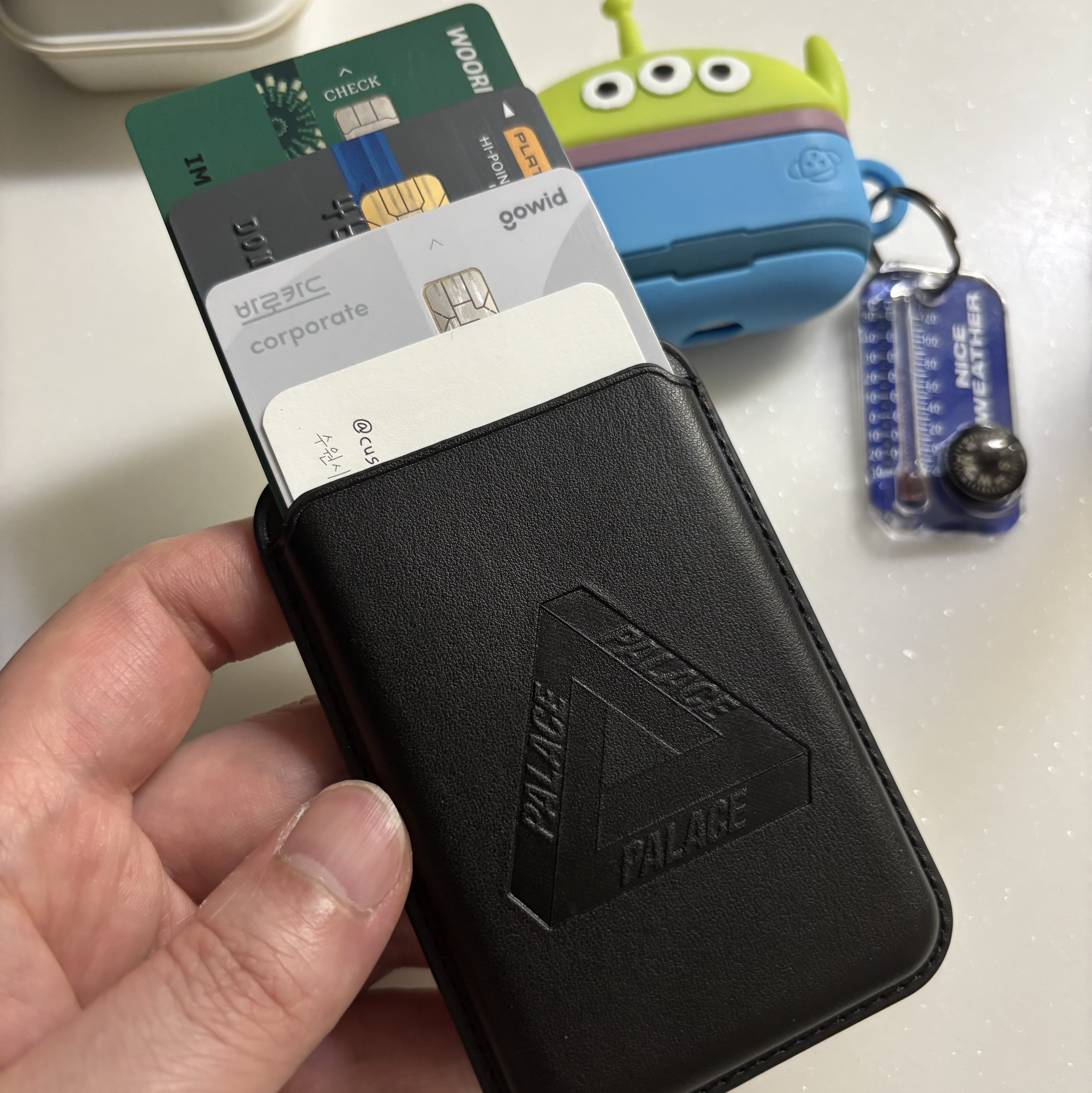Palace Magsafe Wallet Black - 25SS, Nice Weather Thermometer Keyring Blue 착용 스타일 - 1