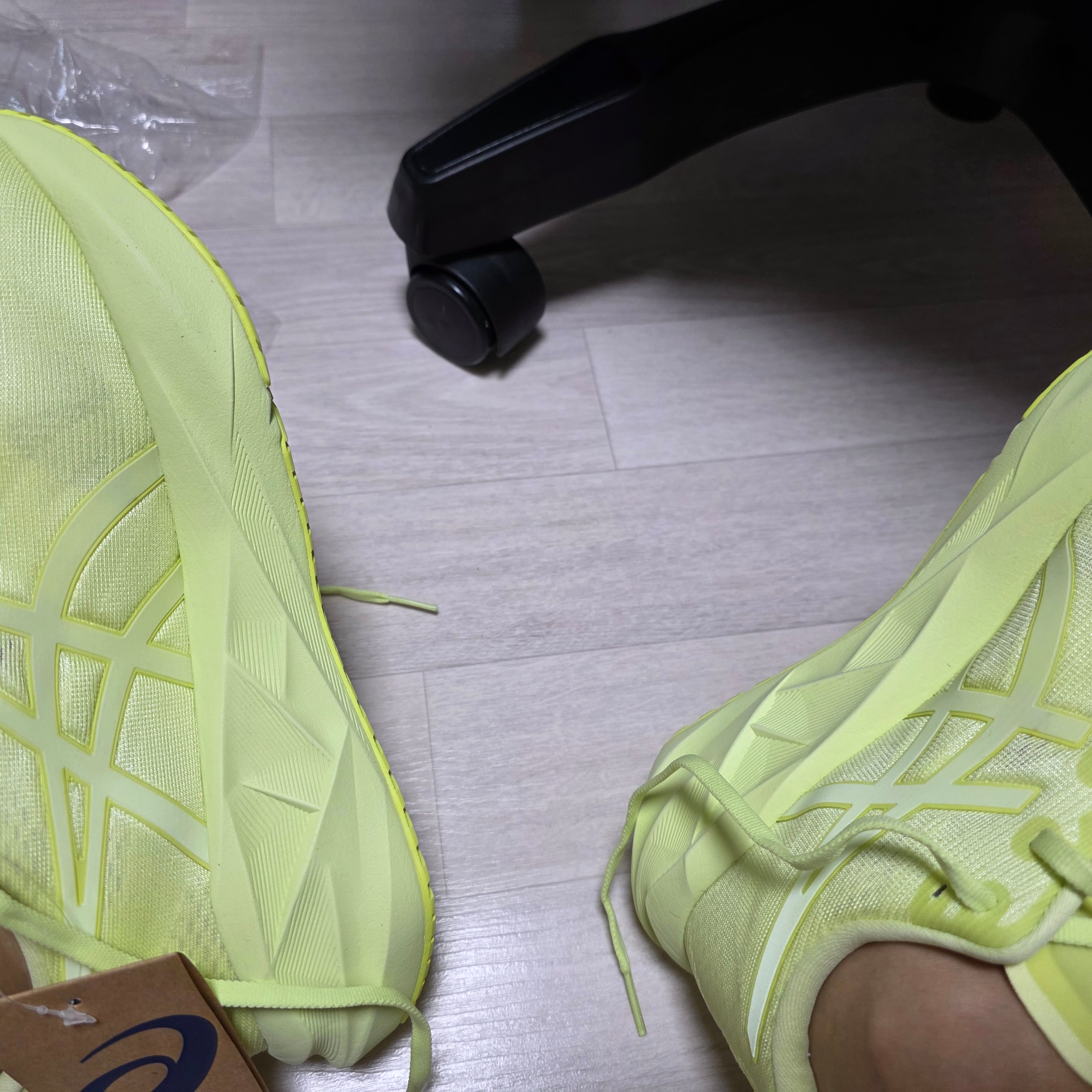 Asics Novablast 5 Lite Show Huddle Yellow 착용 스타일 - 1
