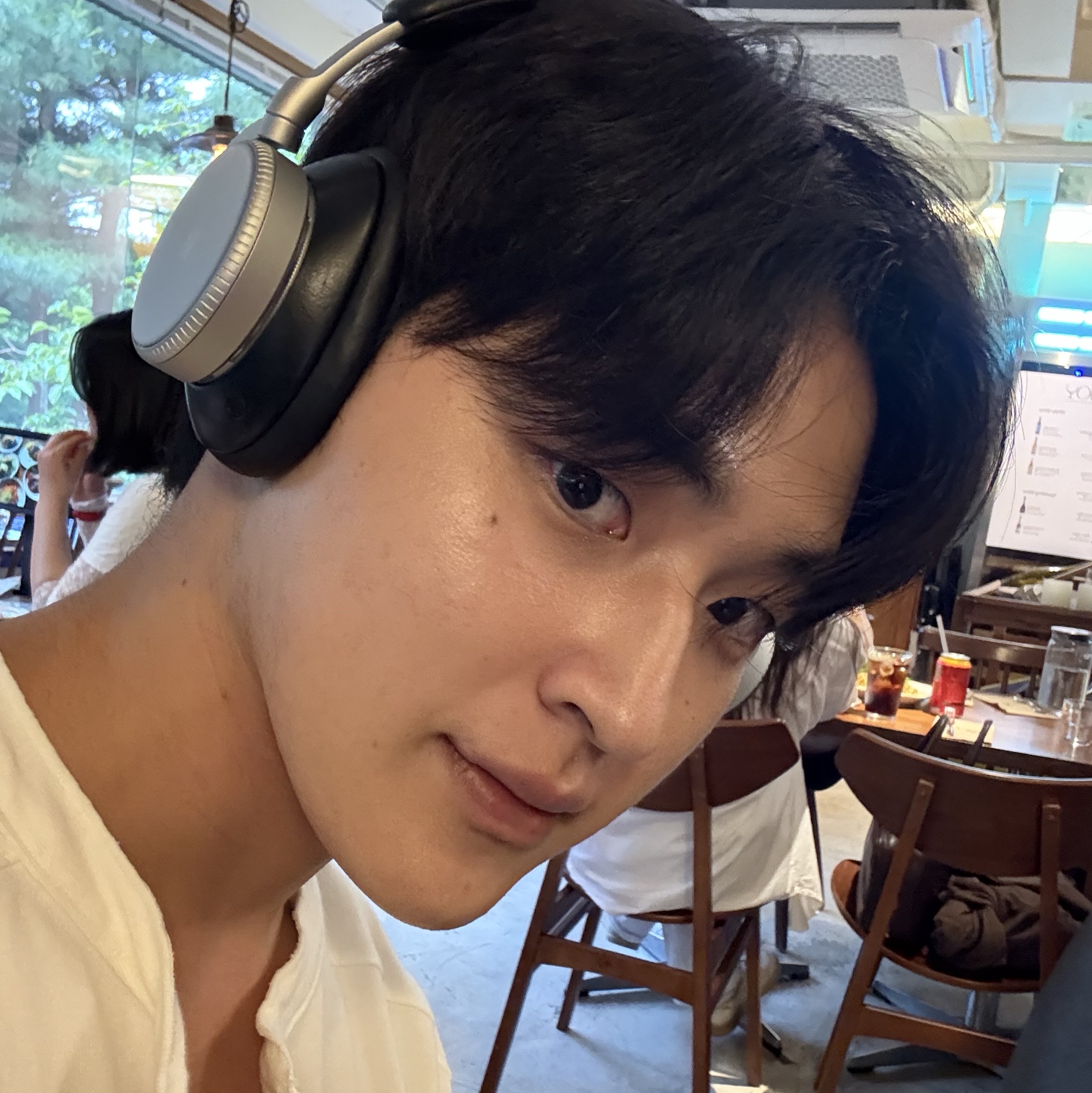 Bang & Olufsen Beoplay H100 Infinite Black 착용 스타일