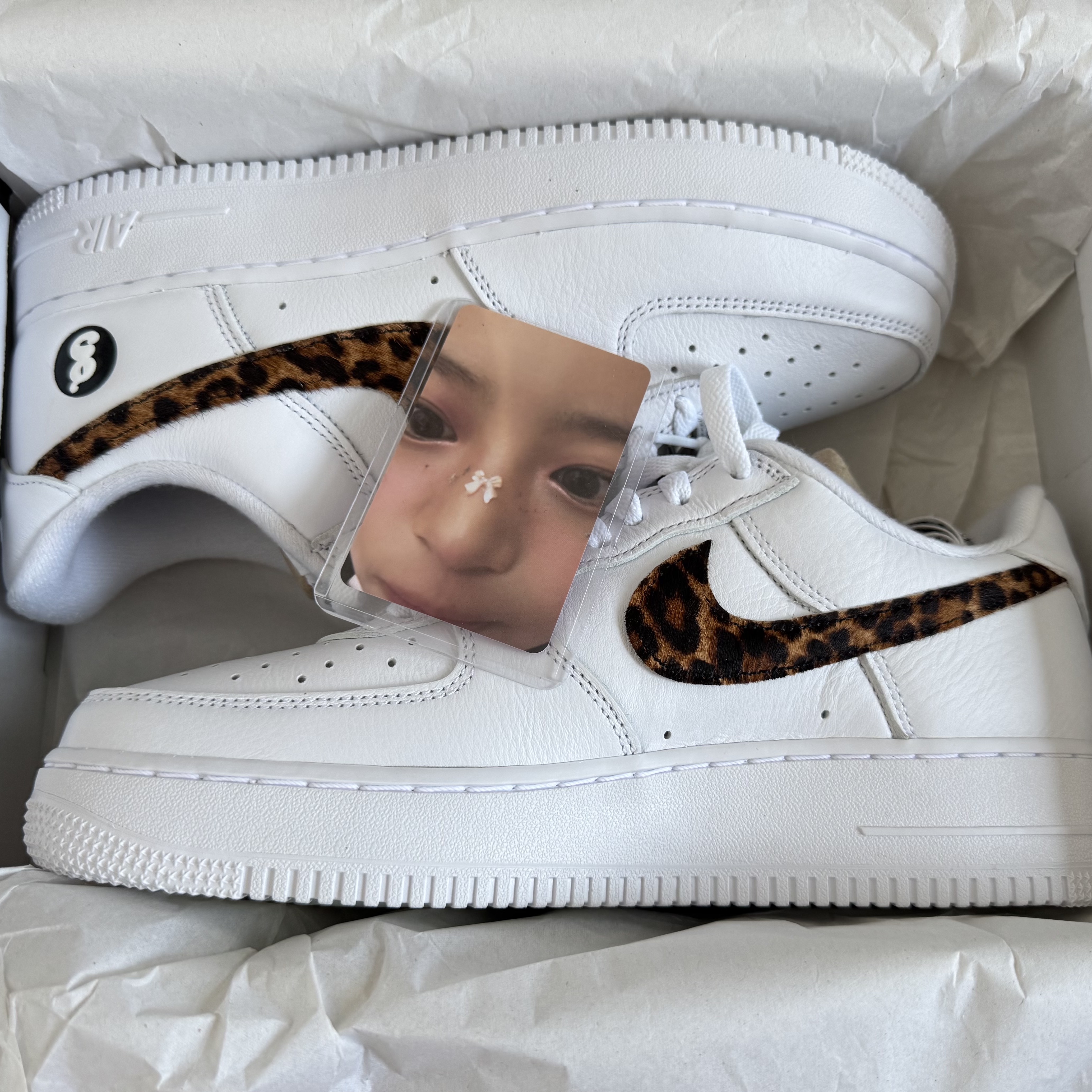 Nike x Supreme x GOODENOUGH Air Force 1 Low White - 25SS, NewJeans The Fairy Association Season’s Greetings 2025 착용 스타일 - 1