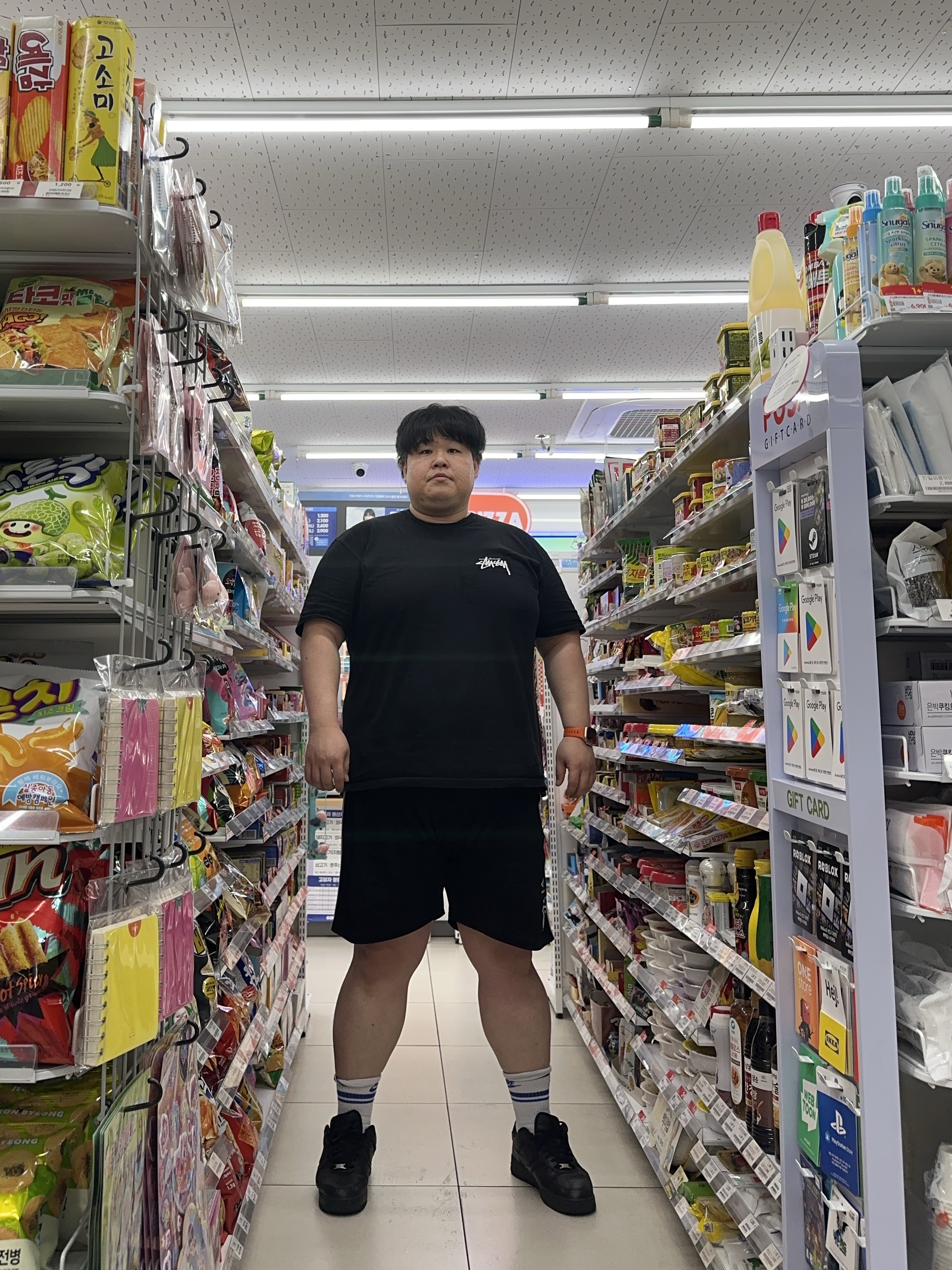 Nike Air Force 1 '07 Low Triple Black, Stussy Kittens T-Shirt Black 착용 스타일