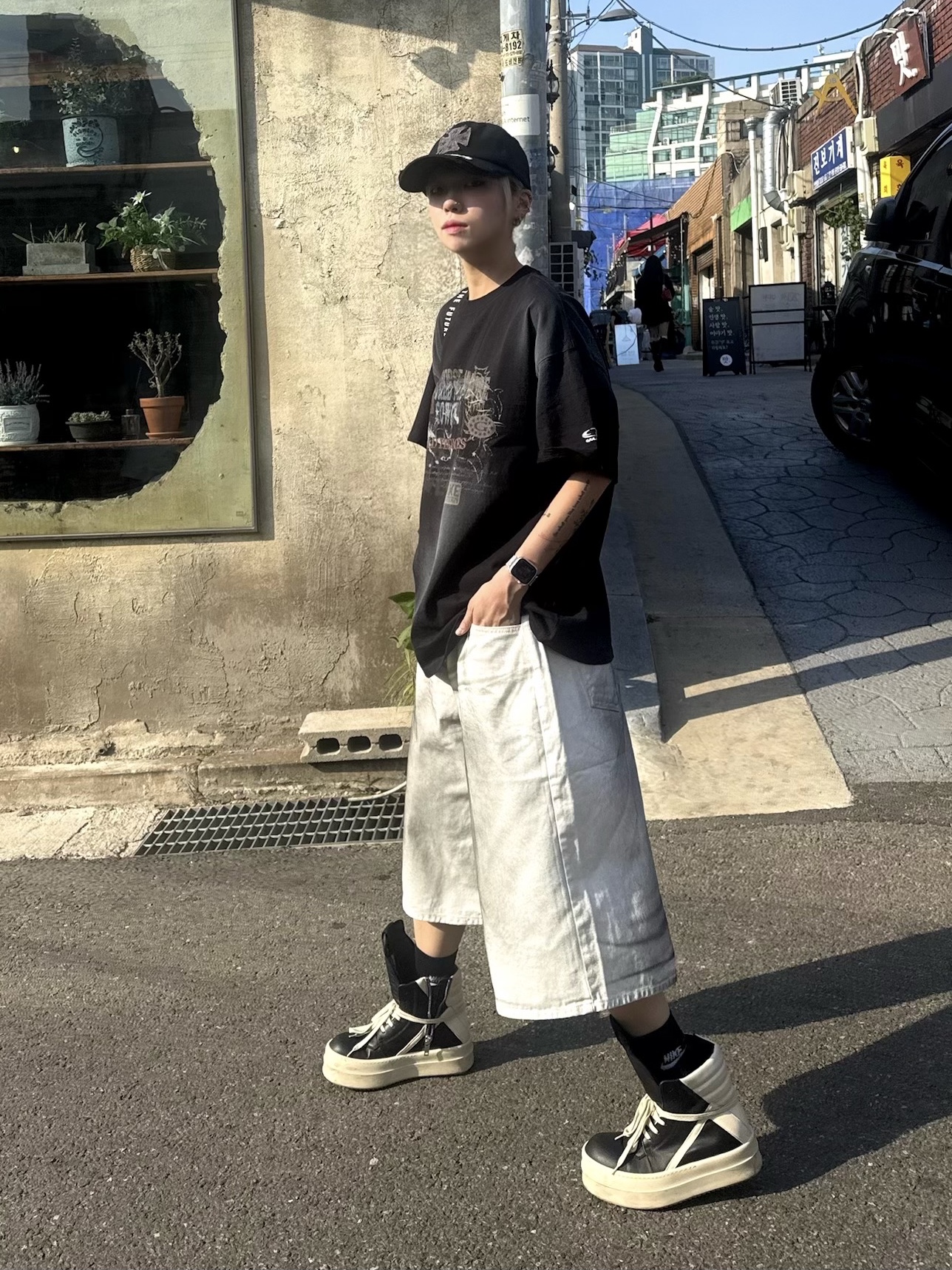 Rick Owens Hollywood Mega Bumper Geobasket in Full Grain Calf Leather Black Milk, ETCE Cross Destroyed Cap Black 착용 스타일 - 1