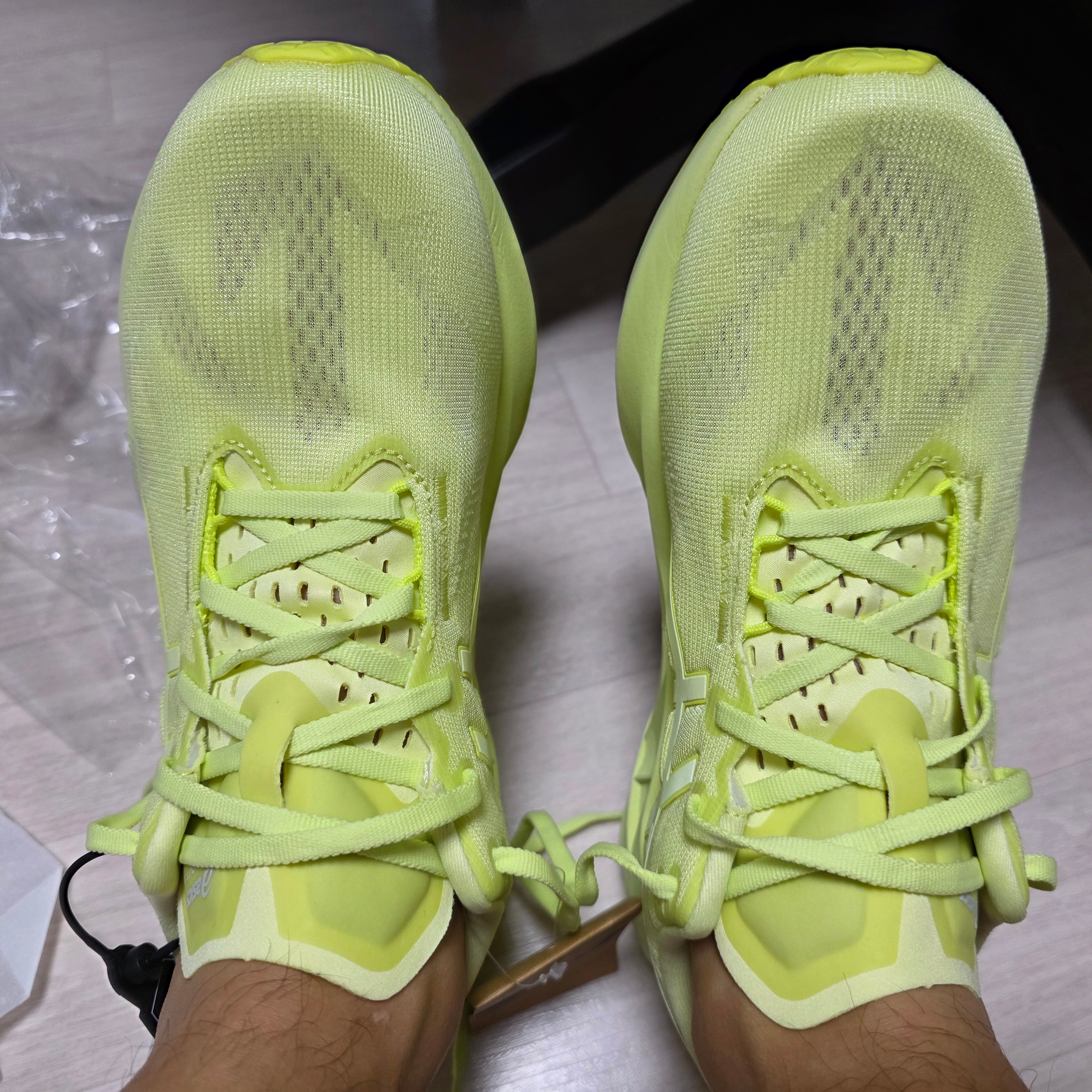 Asics Novablast 5 Lite Show Huddle Yellow 착용 스타일 - 2