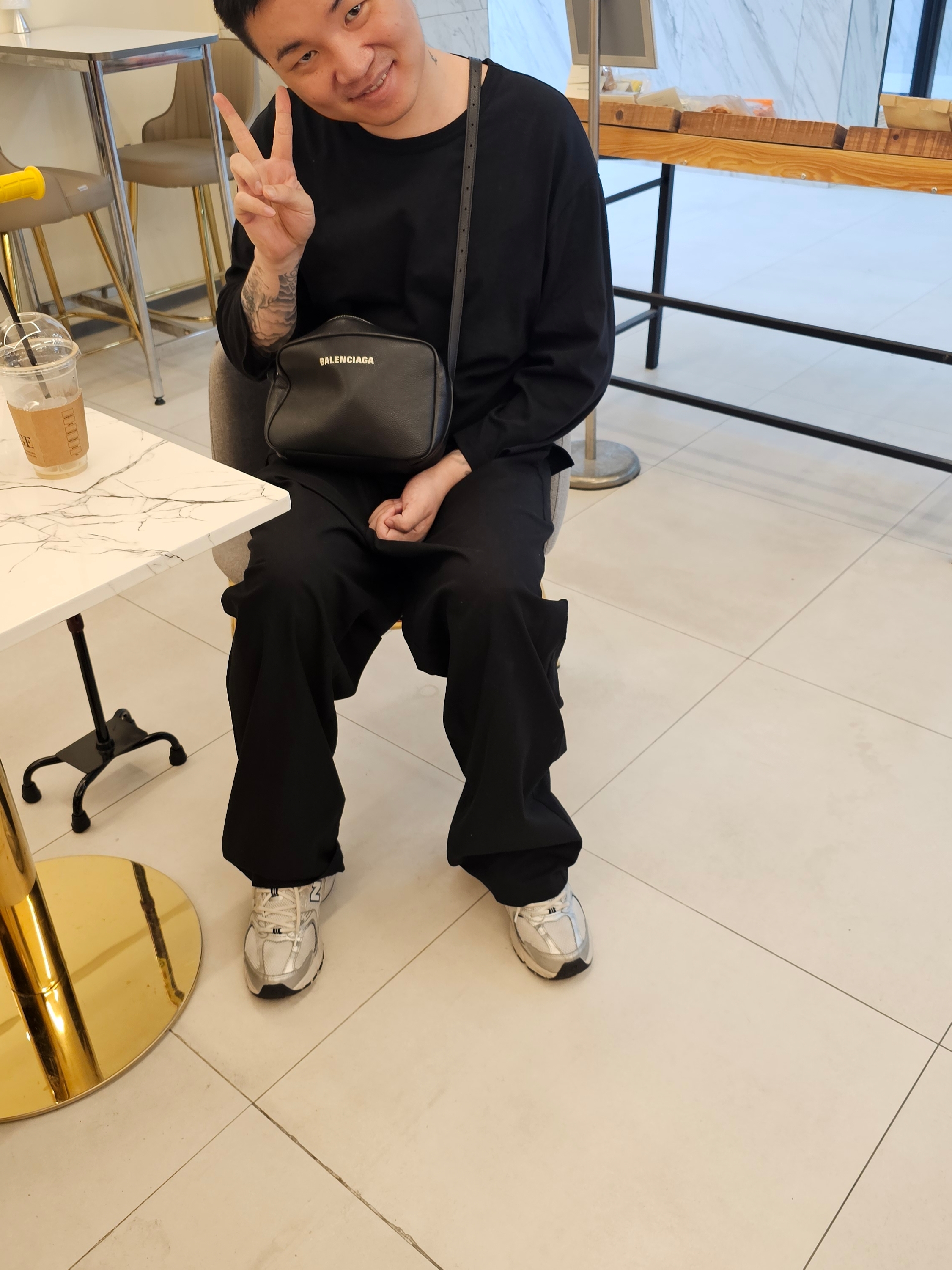 New Balance 530 Steel Grey, Balenciaga Grained Calfskin Everyday Medium Camera Bag Black 착용 스타일