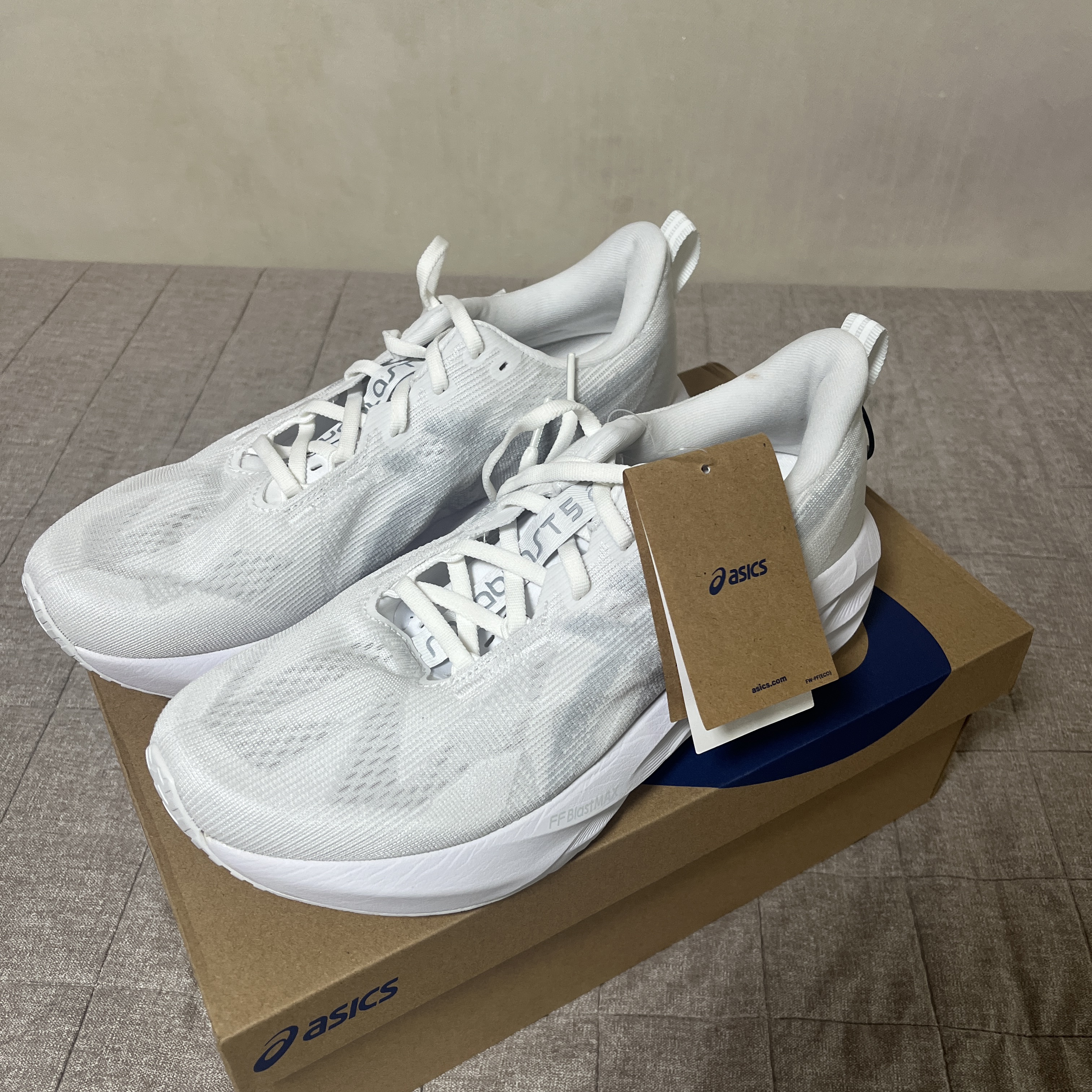 Asics Novablast 5 White Piedmont Grey 착용 스타일