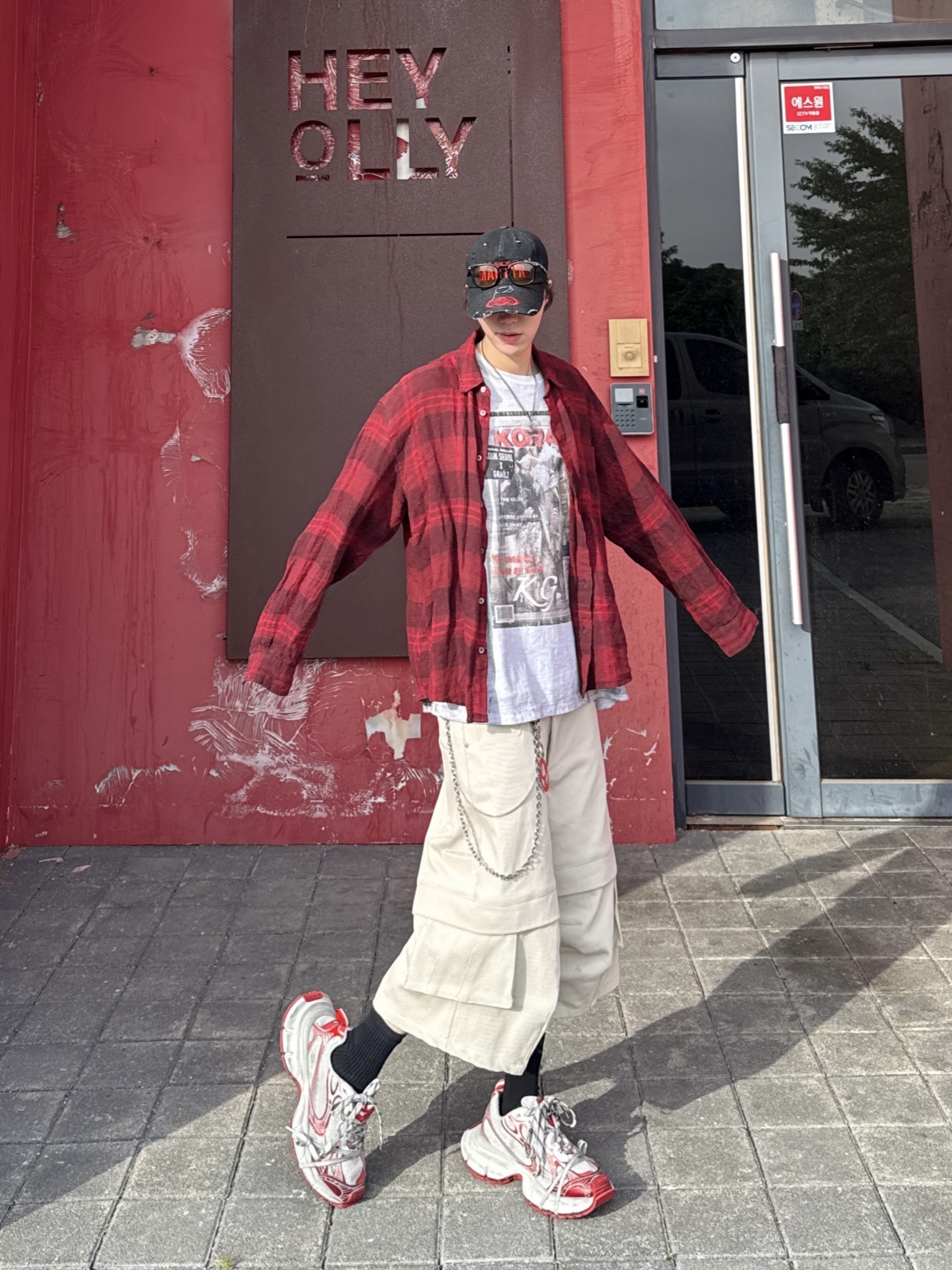 Hatchingroom Classic Shirt Linen Big Check Dark Red, Kamien Titan Bermuda Pants Light Beige 착용 스타일 - 2