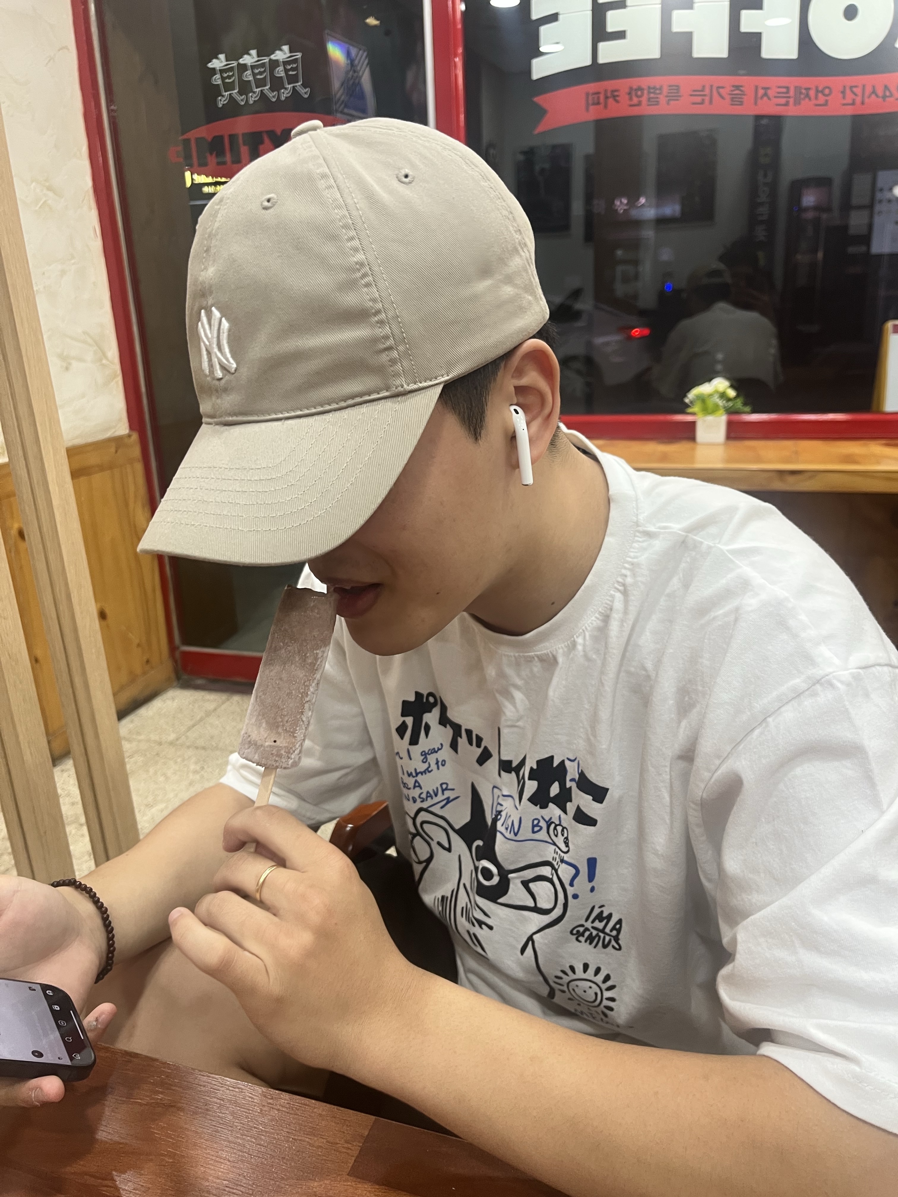 New Era New York Yankees MLB Essential 9forty Cap Beige, Apple AirPods 2nd Gen (Korean Ver.) 착용 스타일
