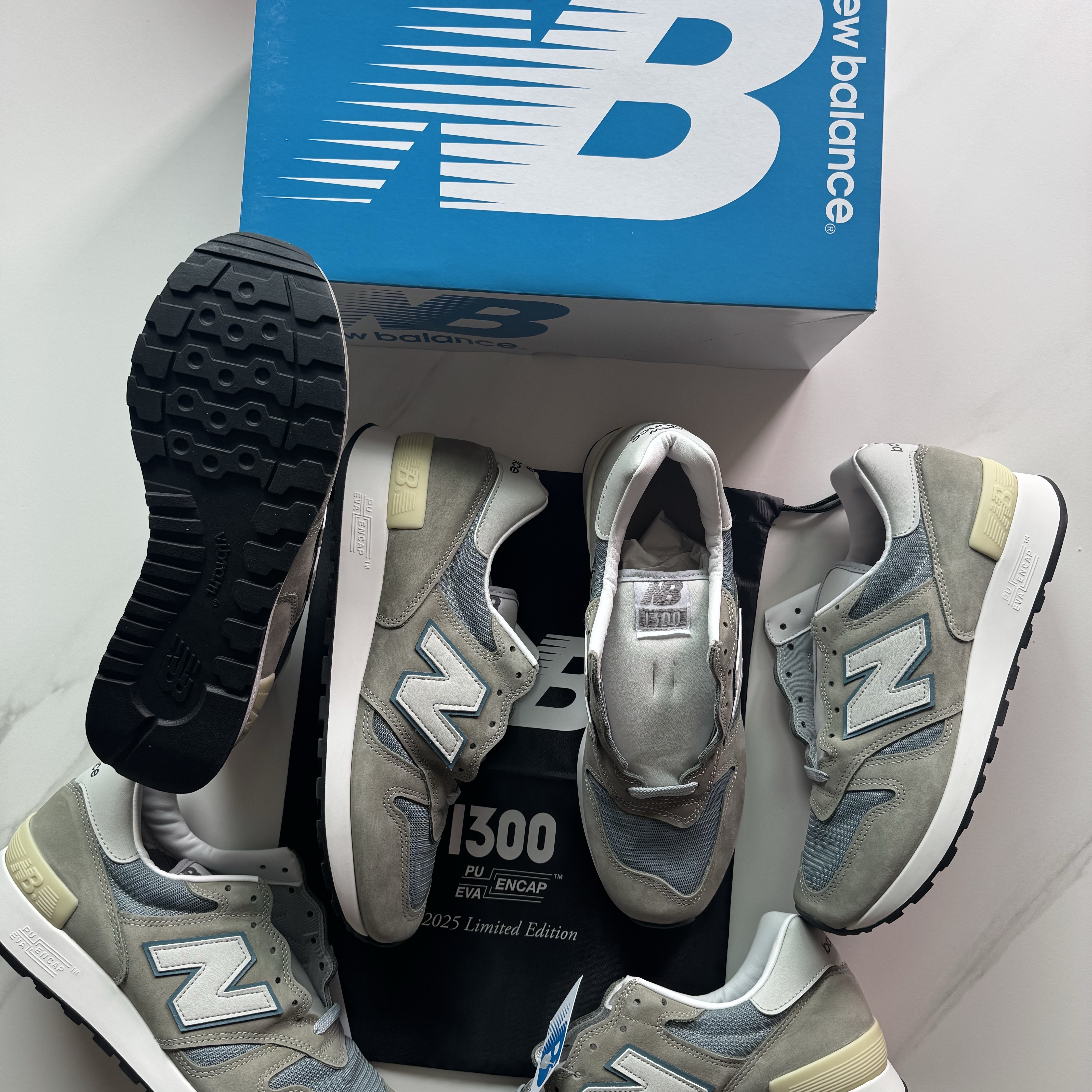 New Balance 1300 Made in USA Mirage Grey Monument 착용 스타일 - 4